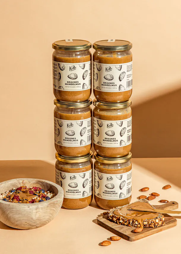 six bocaux de karre braunes mandelmus empilés les uns sur les autres
