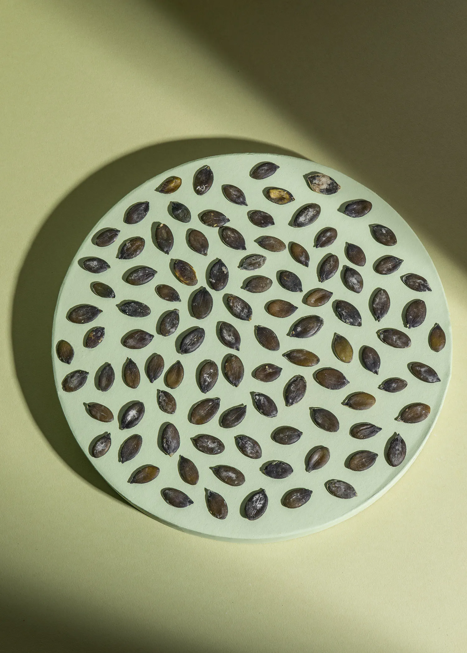 un plateau rempli de graines de citrouille sur une table