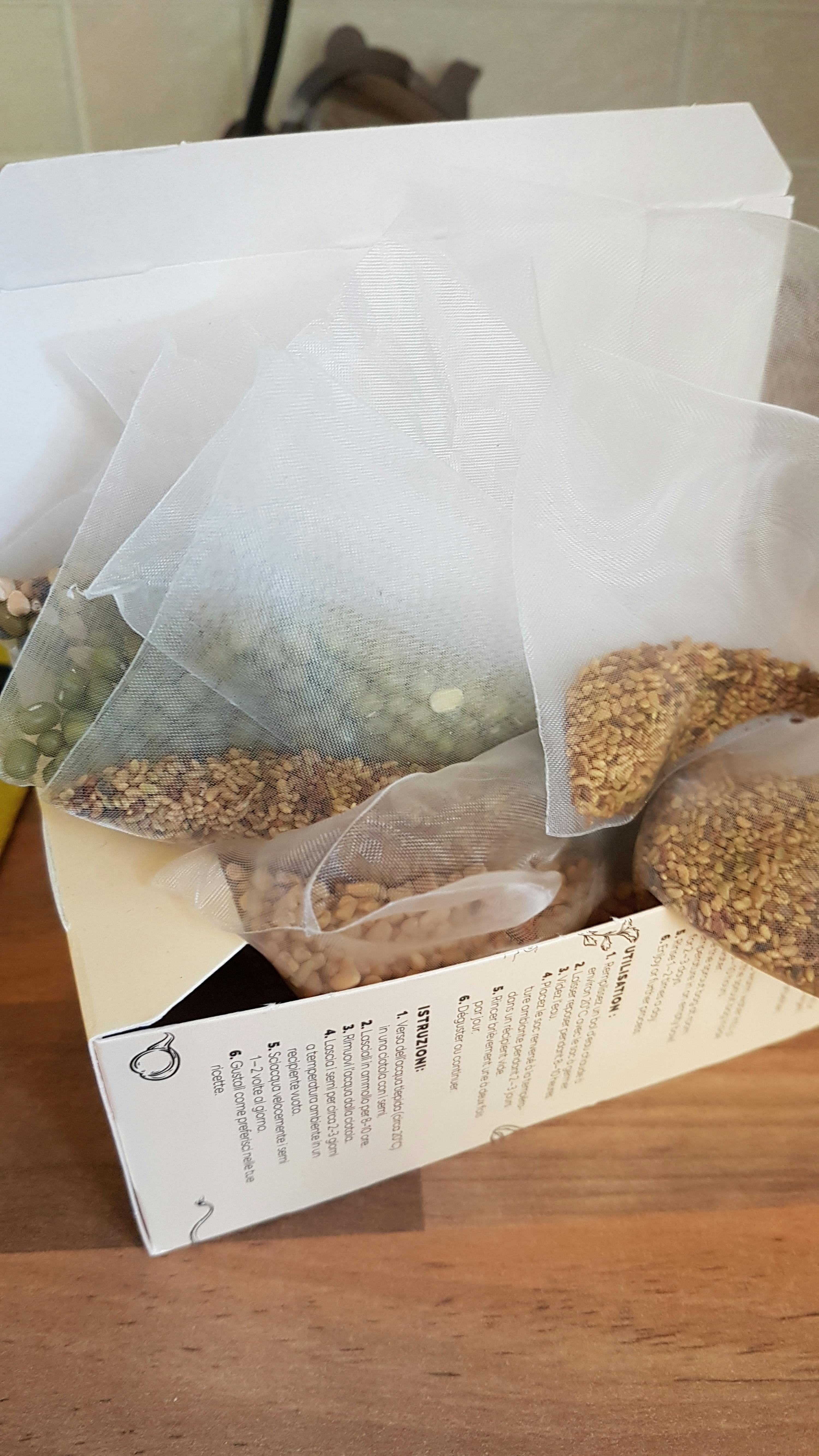 eine weiße Box mit einem Etikett auf der Rückseite