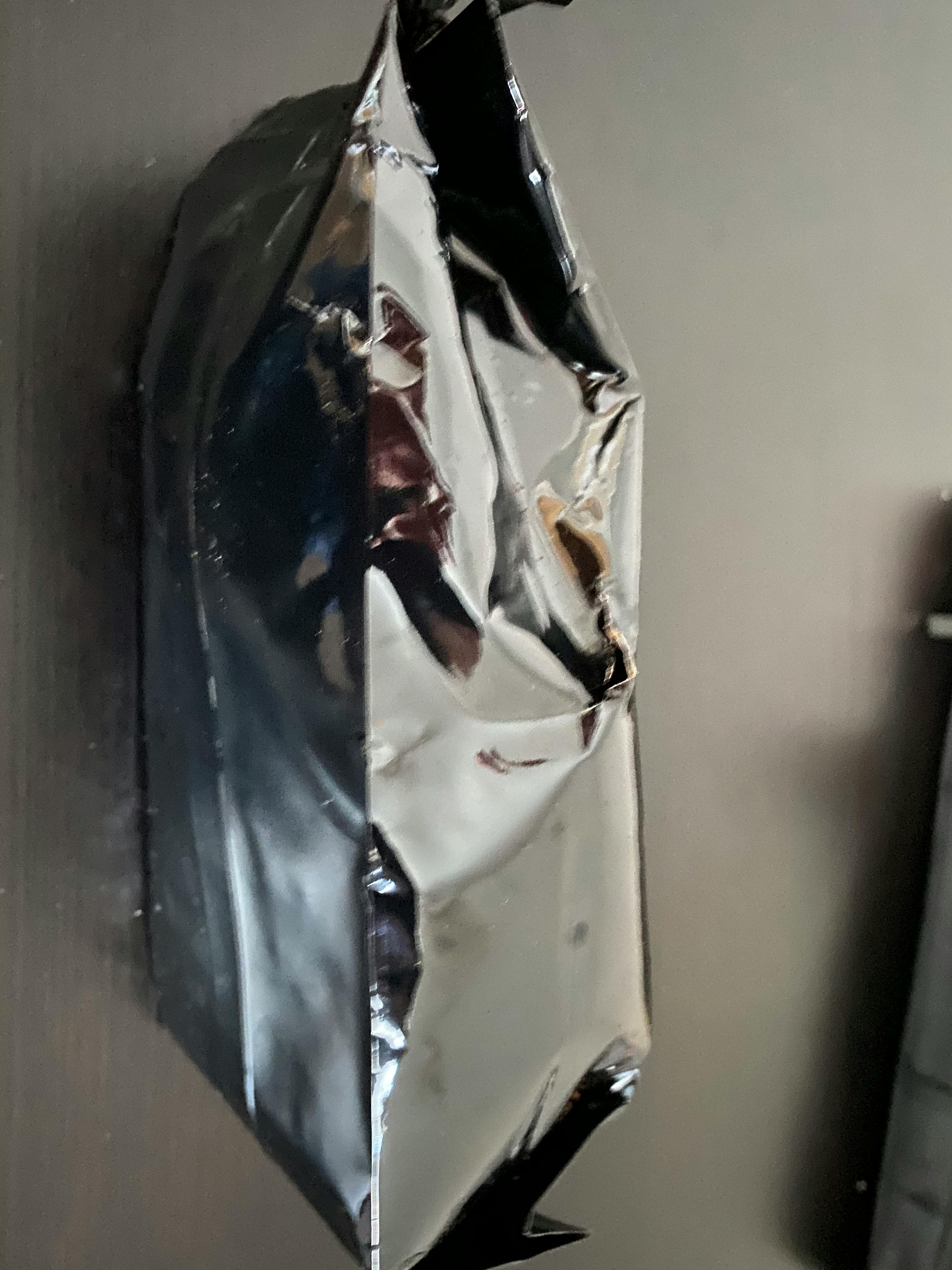 ein schwarzer Plastikbeutel liegt auf einem Tisch