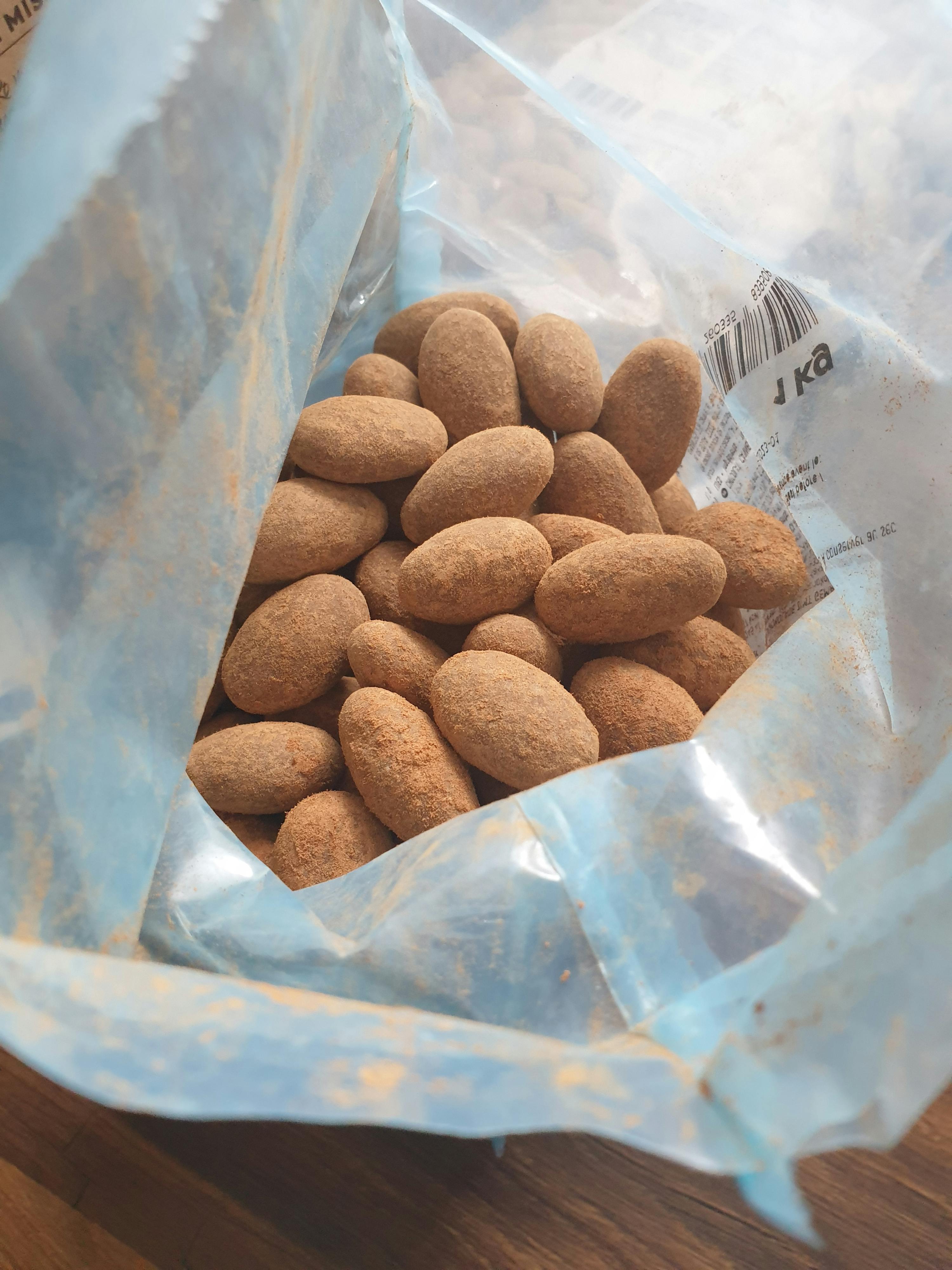 eine blaue Plastiktüte voller Erdnüsse mit einem Etikett auf der Seite