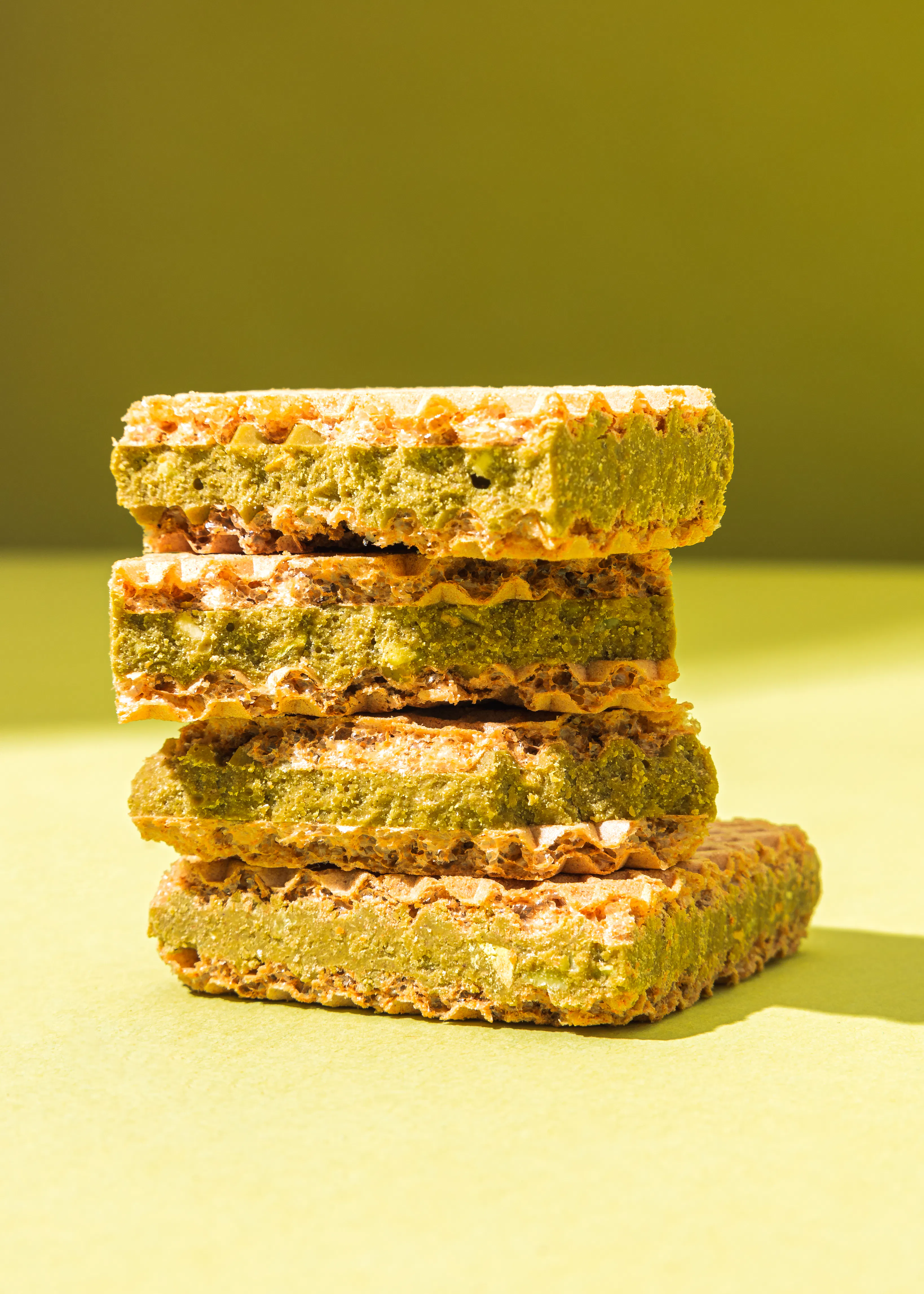 quatre biscuits empilés les uns sur les autres sur une surface verte