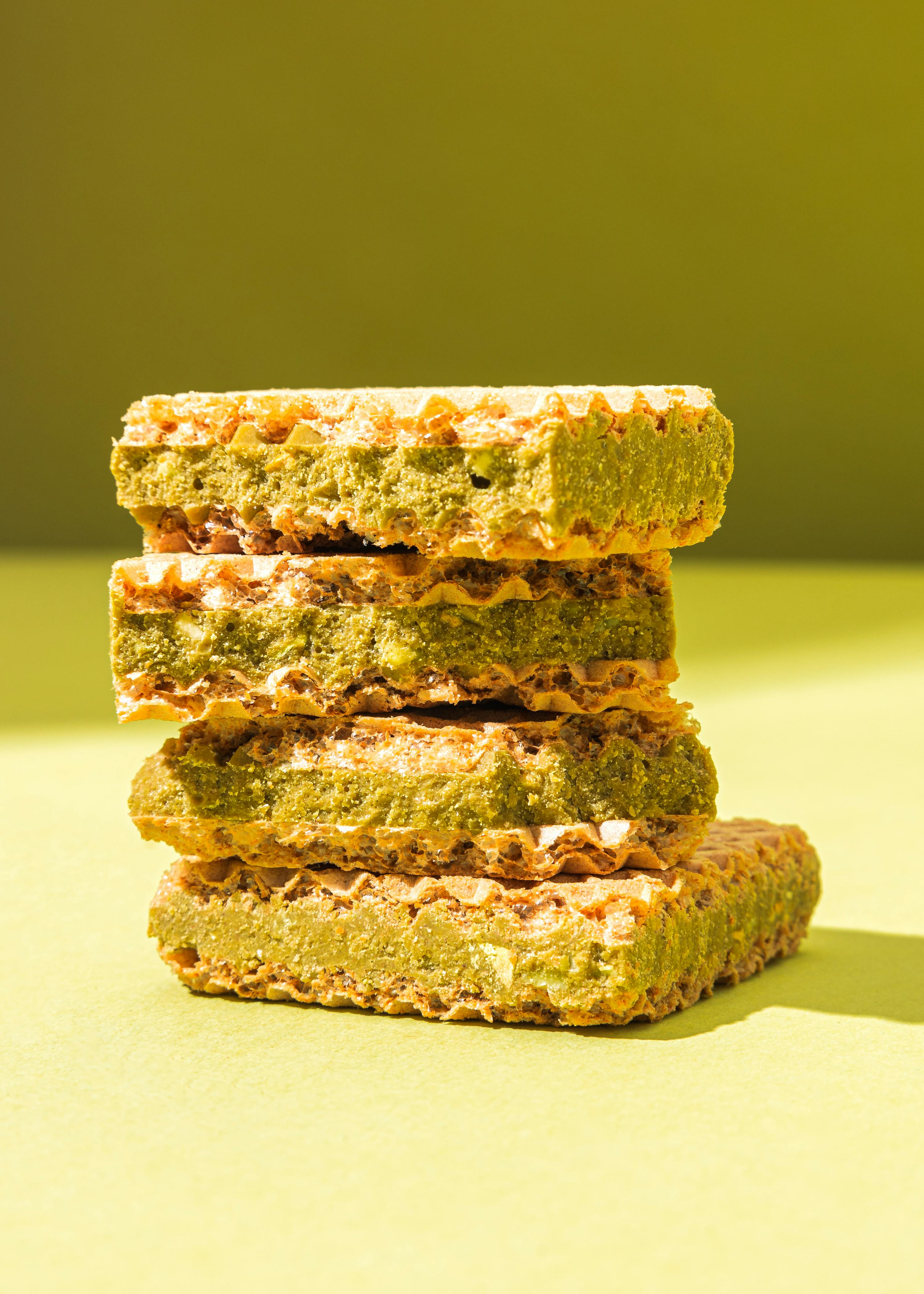 ein Stapel Kekse auf einem Tisch mit einem grünen Hintergrund