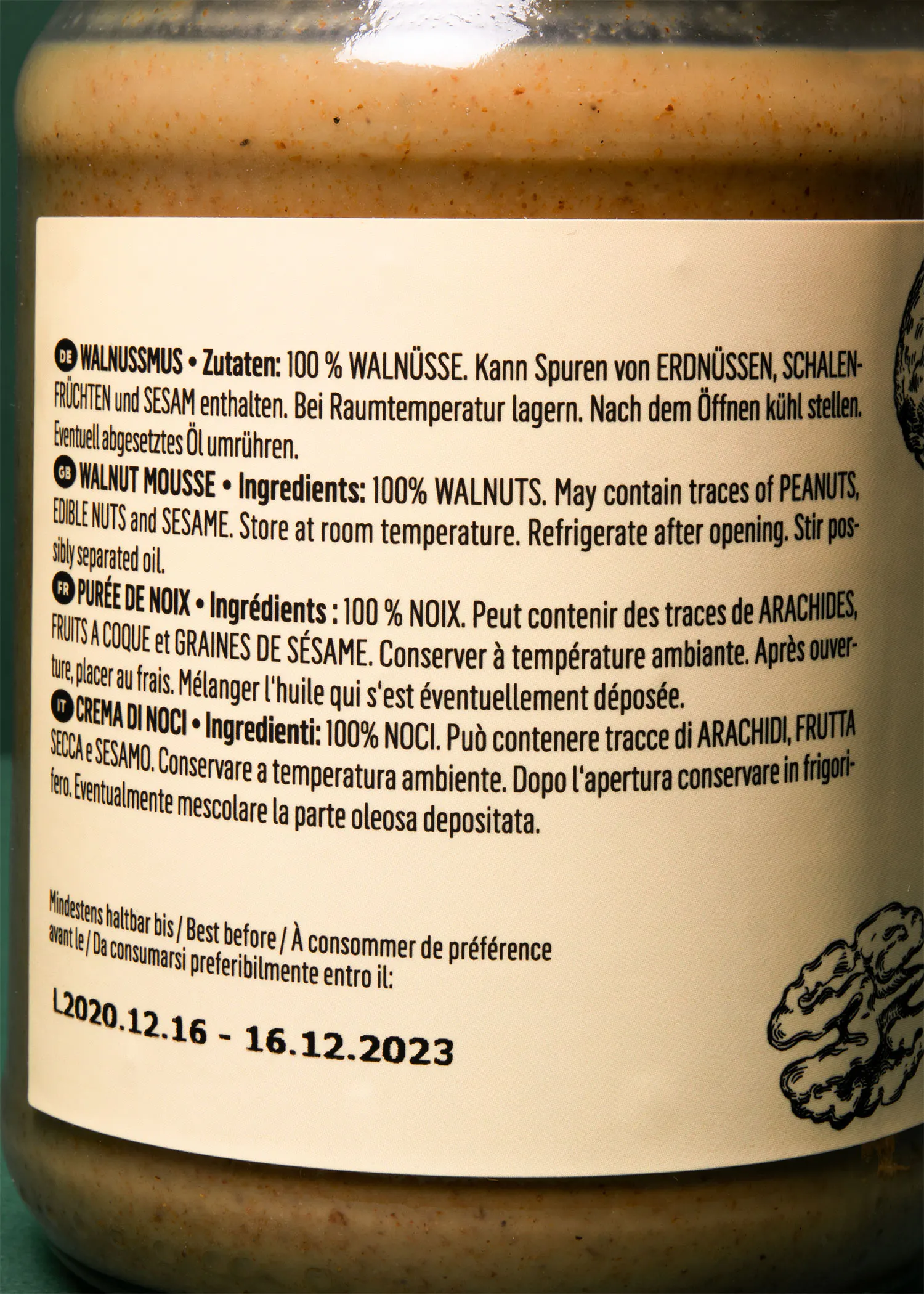 etichetta di un vasetto di crema di noci con elenco ingredienti multilingue e data di scadenza.