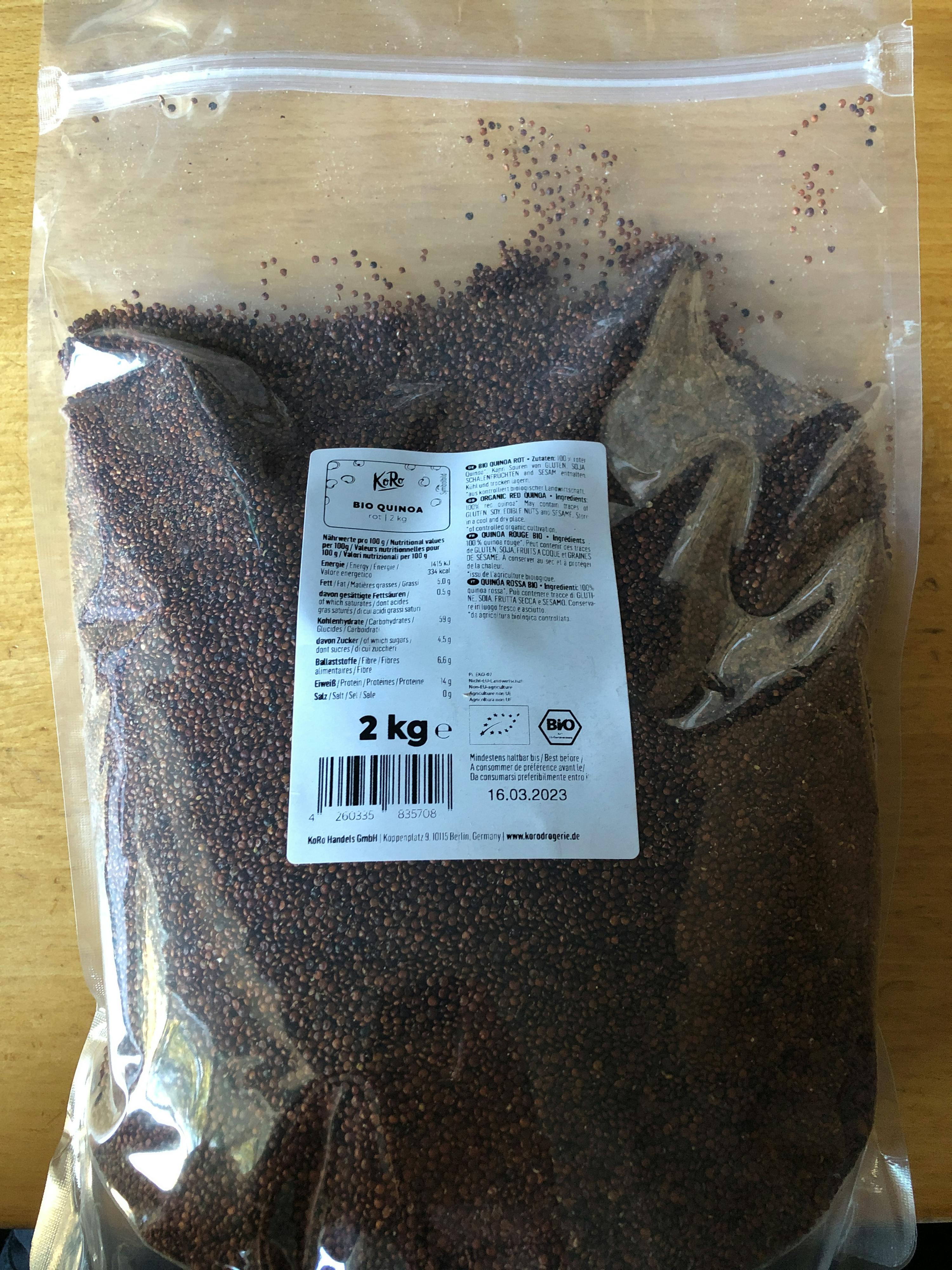 eine Plastiktüte mit einem Gewicht von 2 kg liegt auf einem Tisch