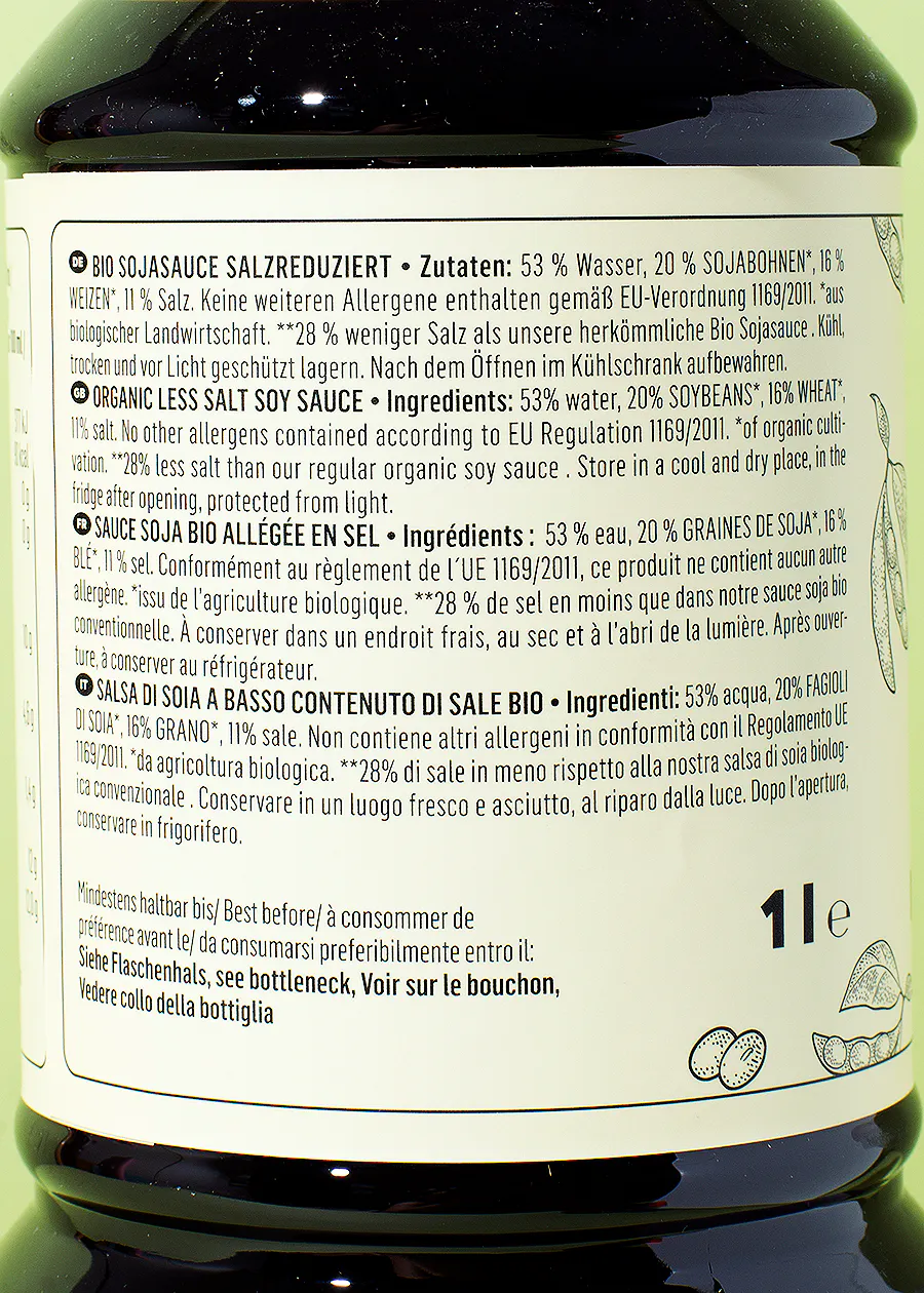 die Rückseite einer Flasche sojasauce zeigt die Zutaten