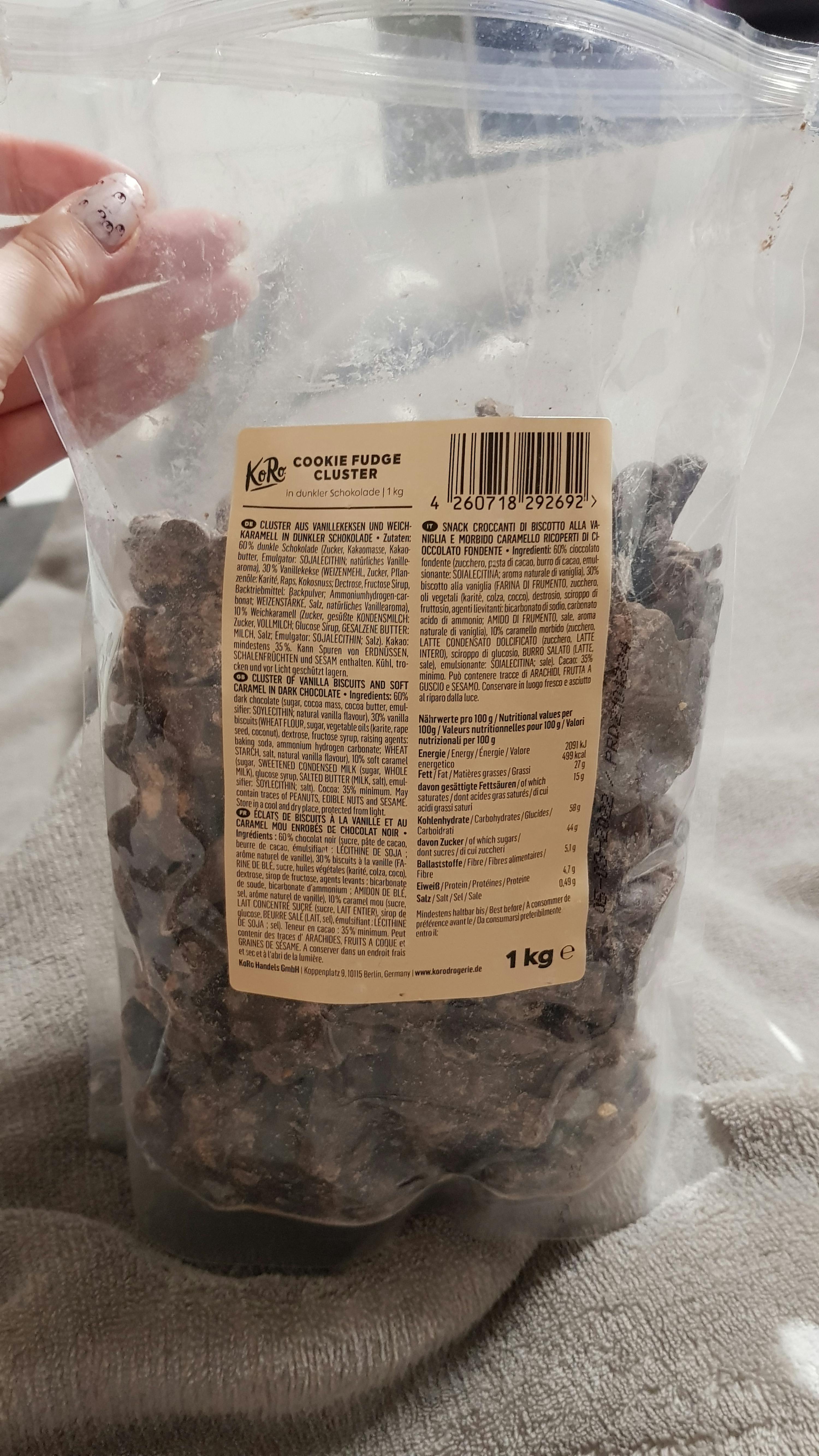 une personne tient un sac de céréales avec l' étiquette du produit