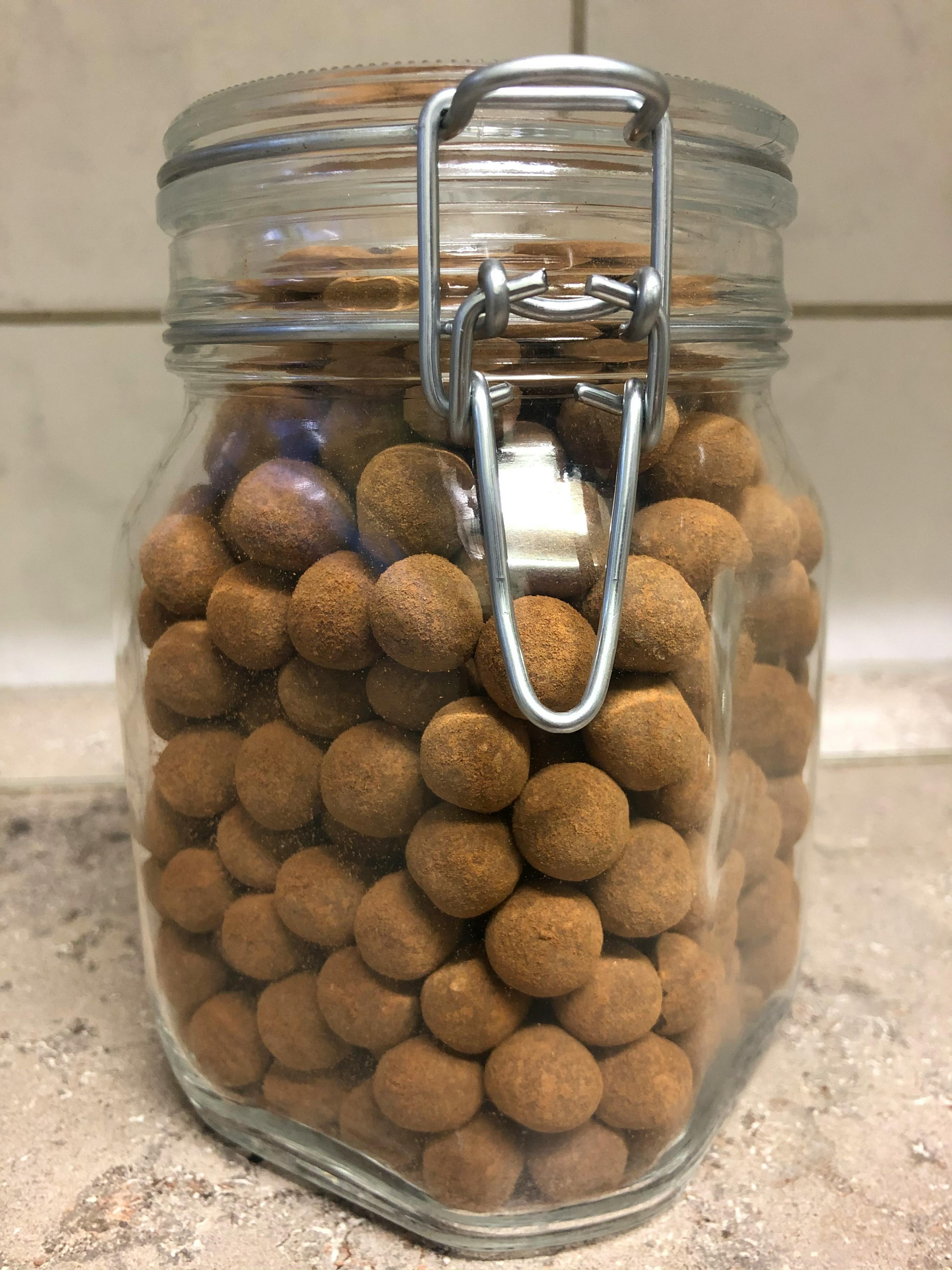 ein Glas voller Erdnüsse mit einem Metallschloss