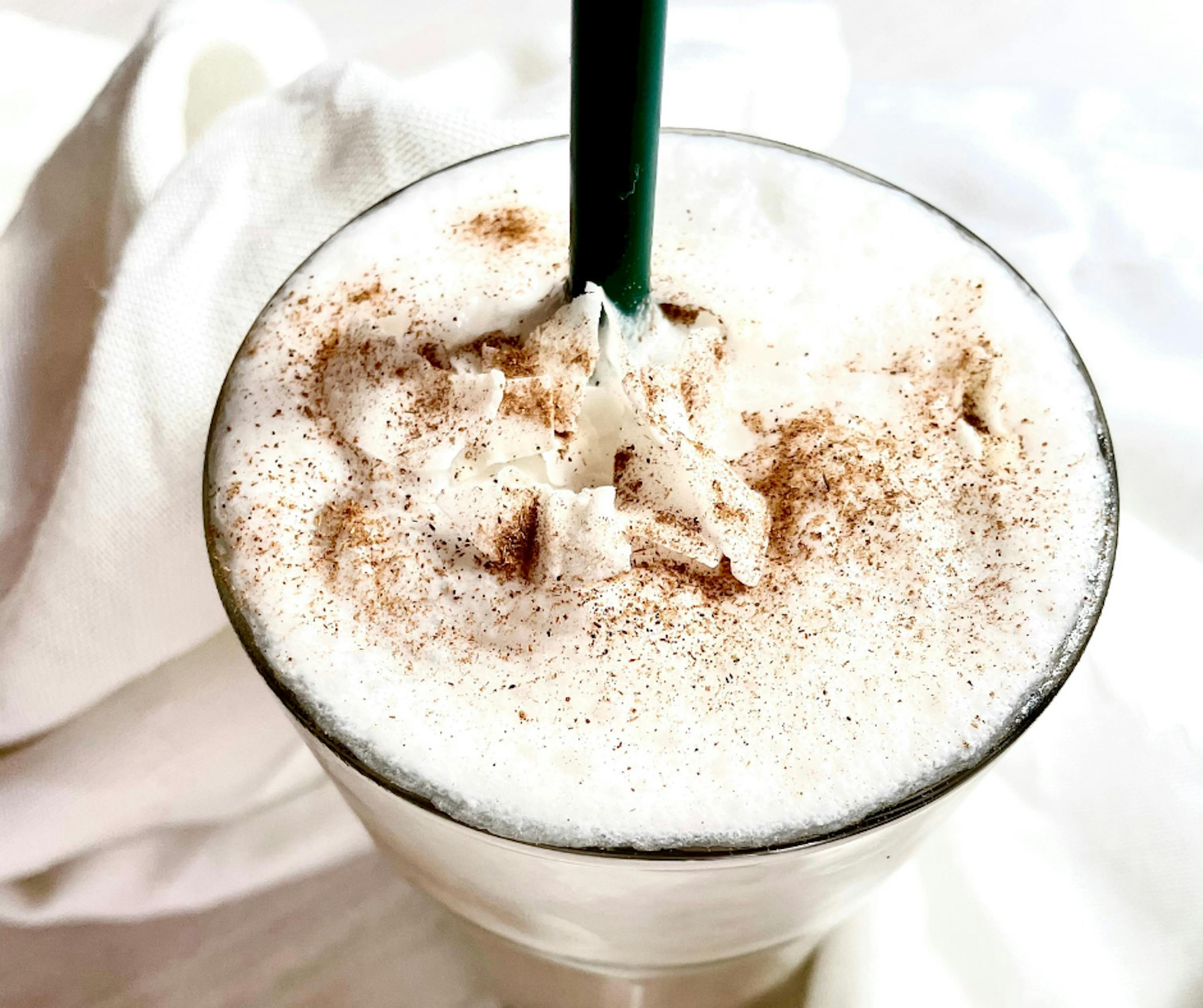 un gros plan d' un milkshake avec une paille