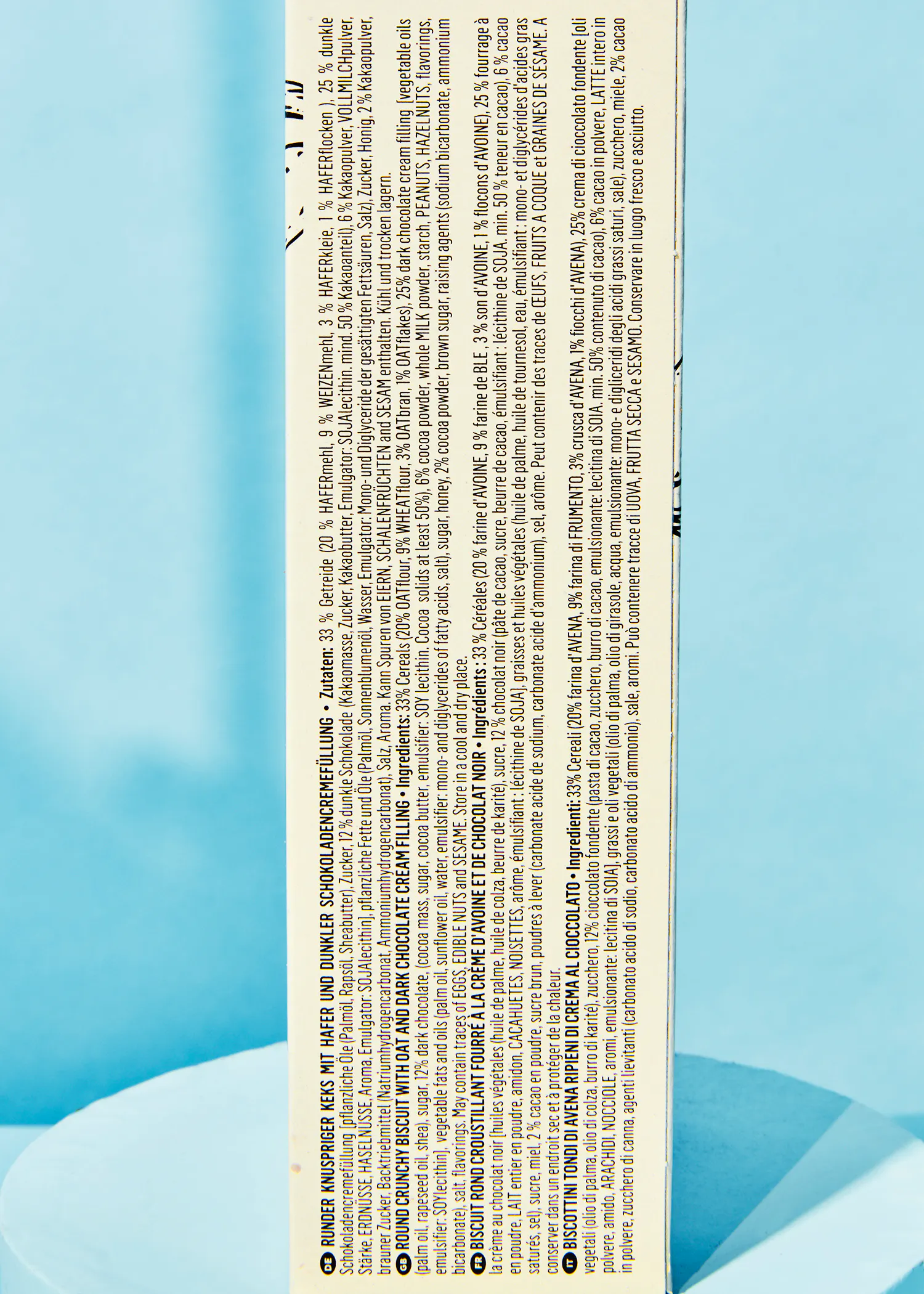 l' arrière d' une boîte de biscuits avec des ingrédients en langues différentes