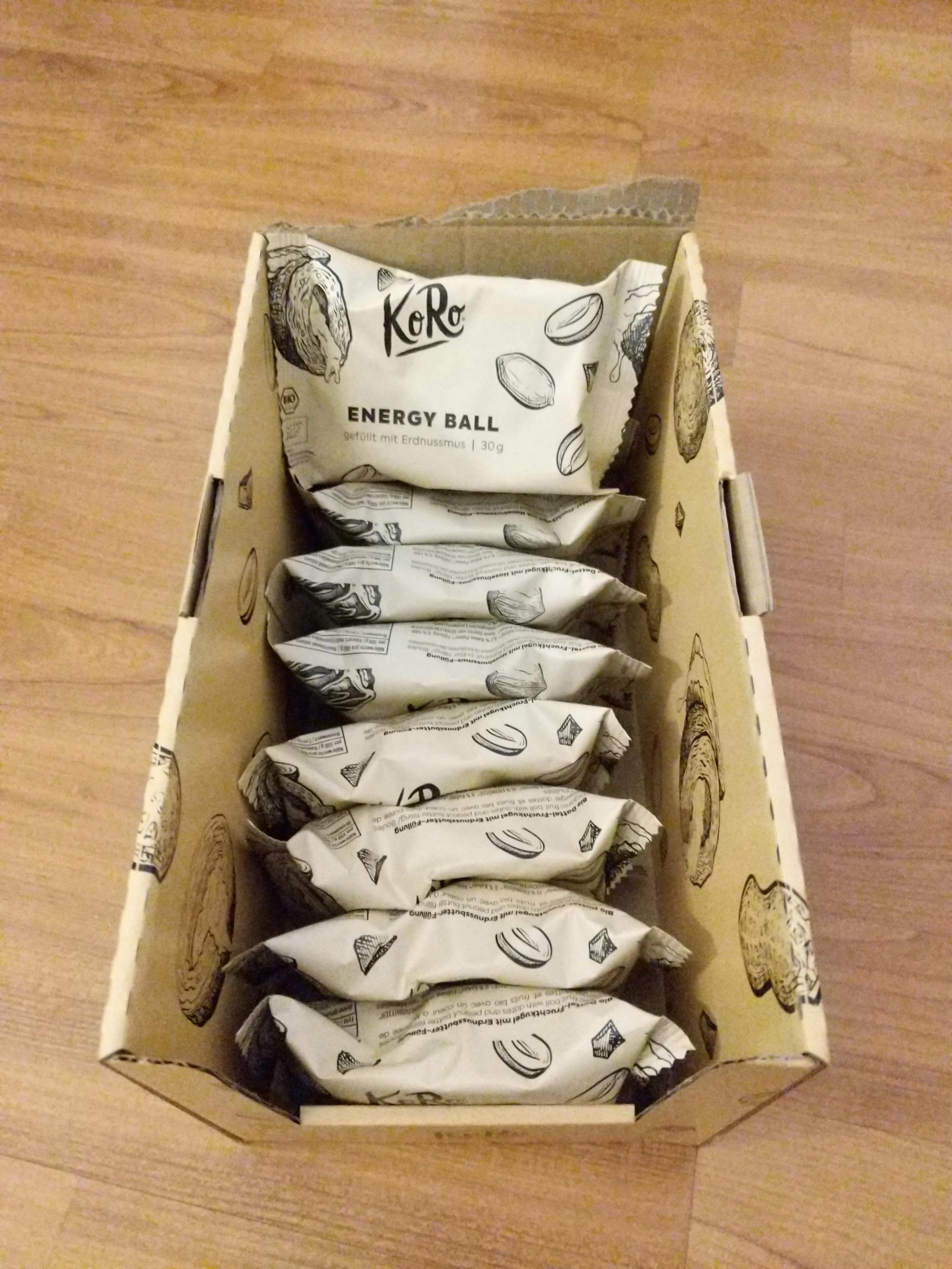 eine Schachtel mit einer Reihe von energy balls