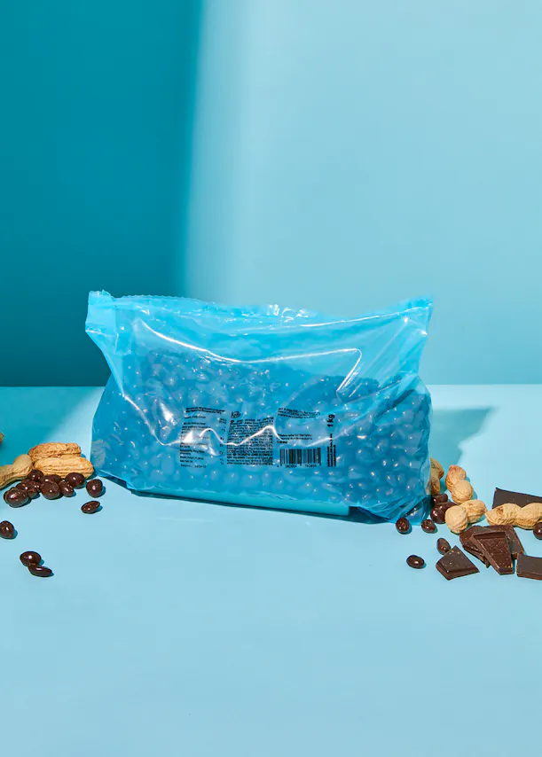 un sac bleu rempli de cacahuètes et de chocolat