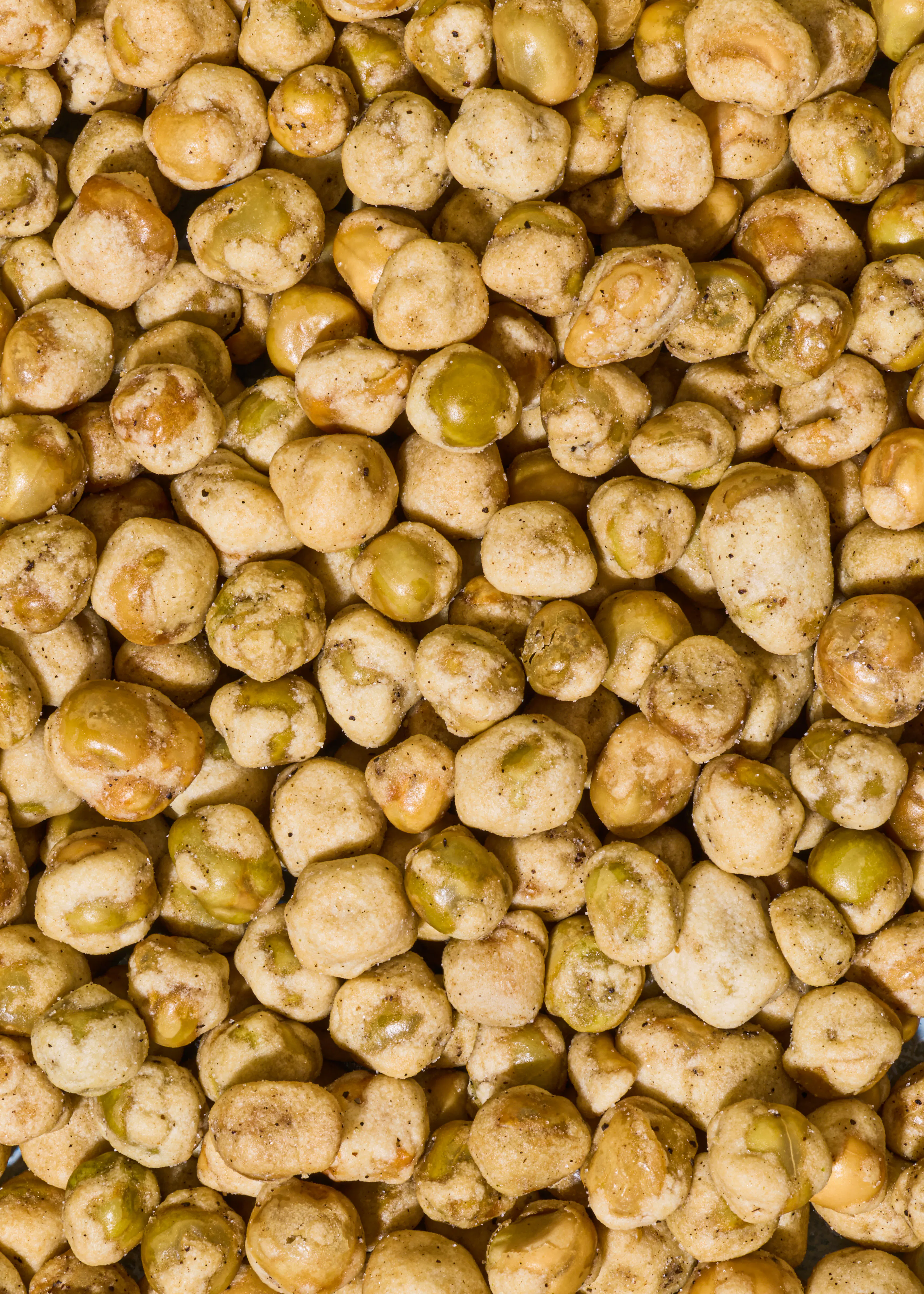 gros plan sur un tas de pois chiches grillés et assaisonnés.
