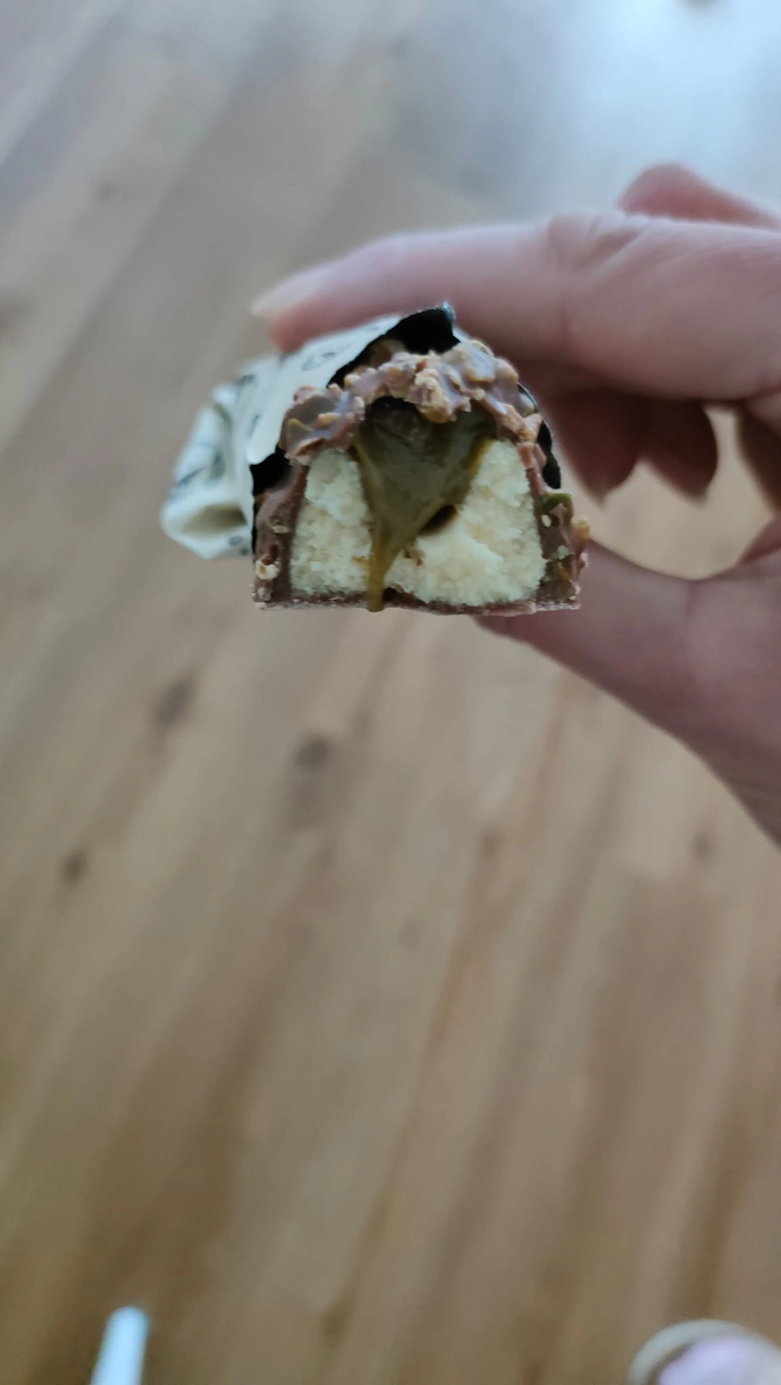 une personne tient une barre de chocolat avec une tranche de banane à l' intérieur