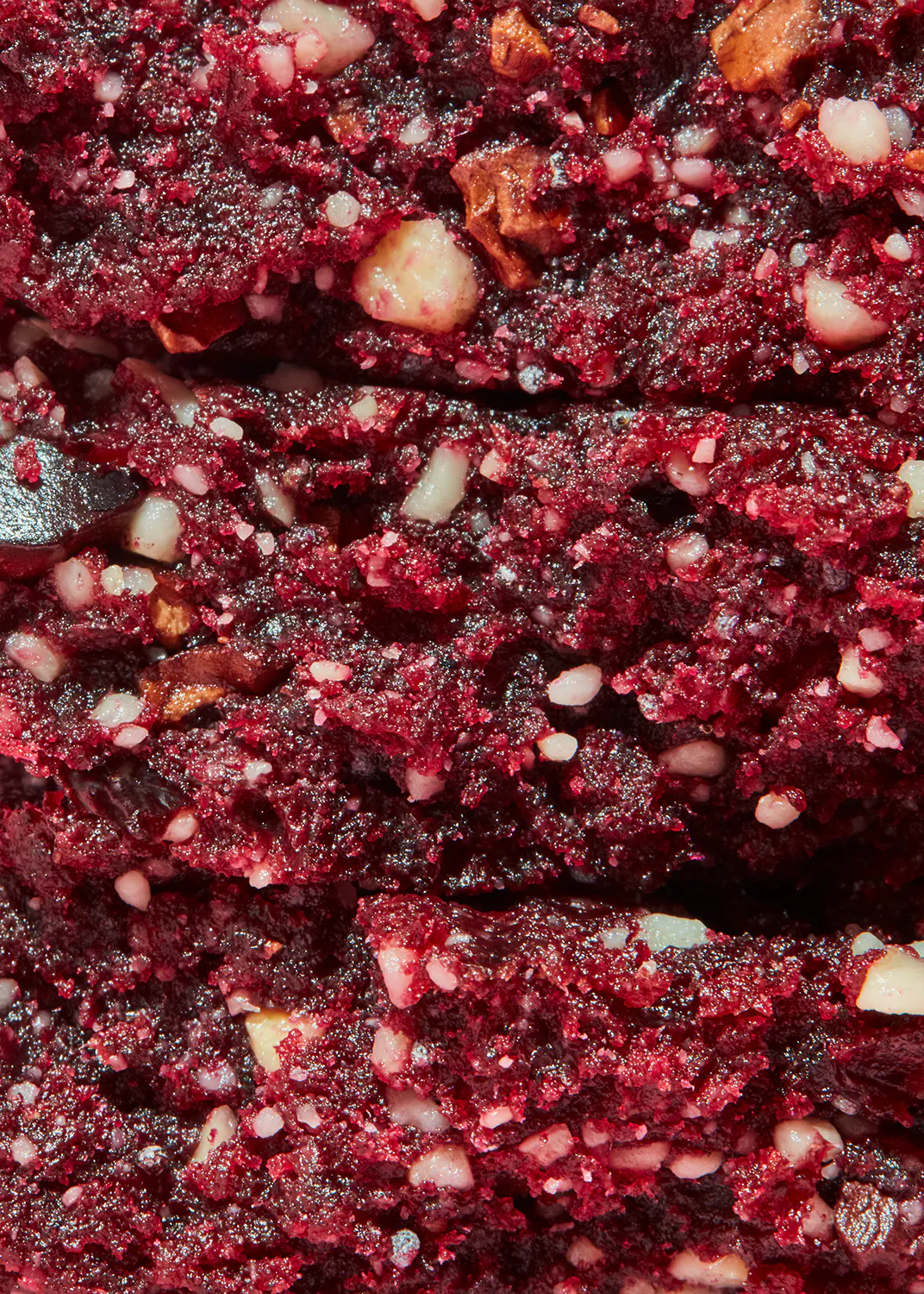 un gros plan d' un gâteau rouge avec des noix