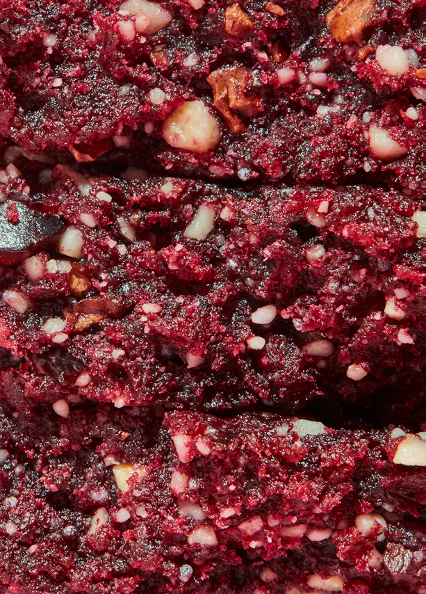 un gros plan d' un gâteau rouge avec des noix