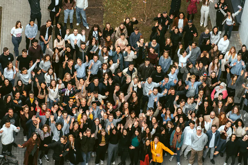 un gran grupo de personas están posando para una foto