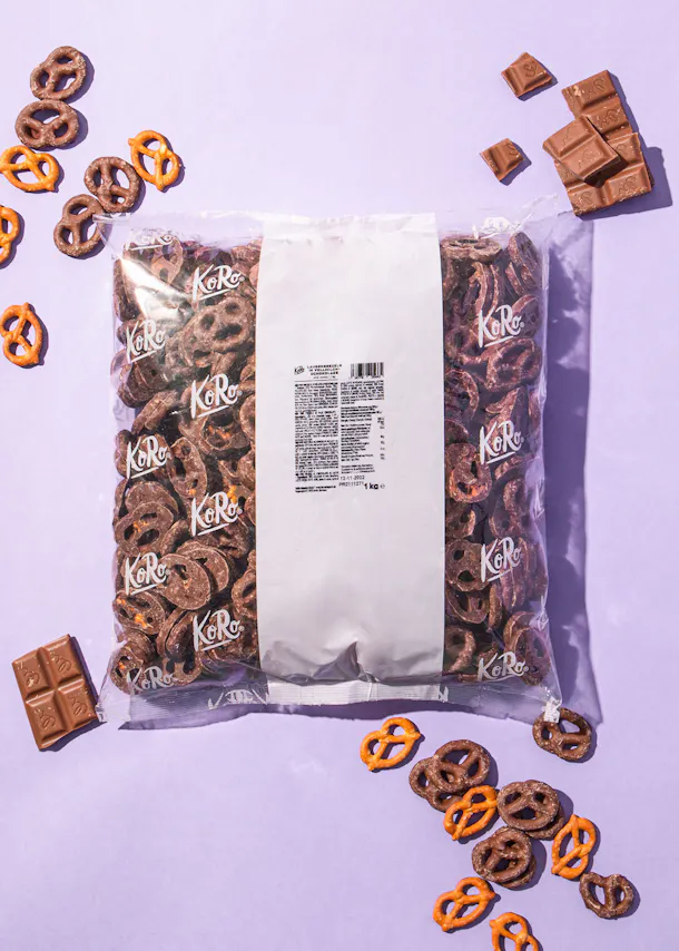 un sac de bretzels au chocolat est entouré de bretzels et de chocolats