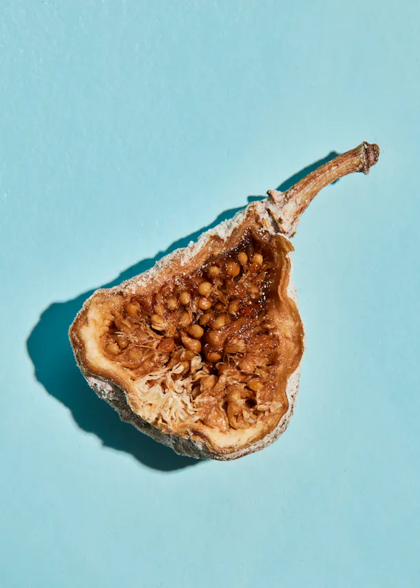 une poire est coupée en deux sur un fond bleu