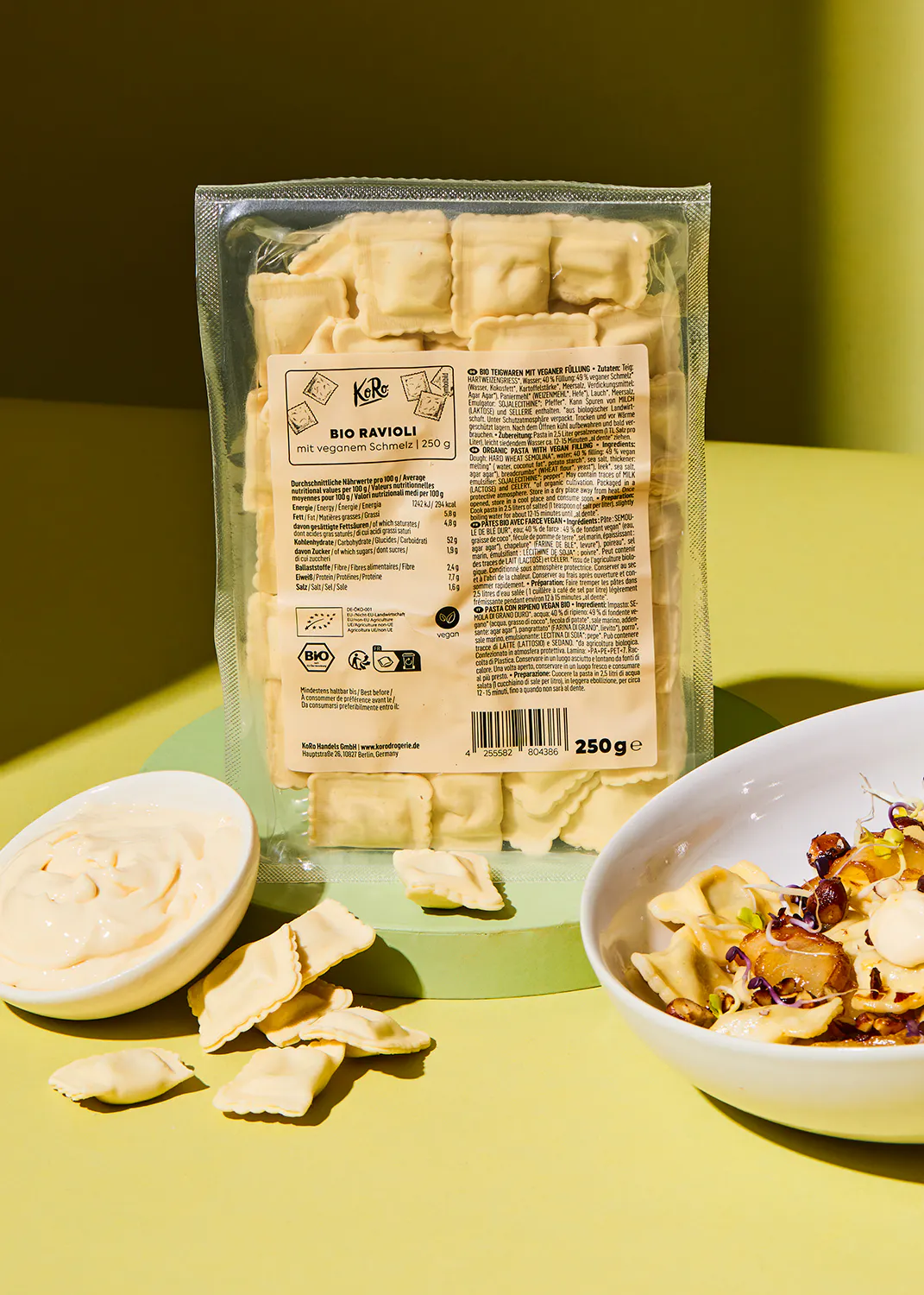 eine Tüte ravioli steht neben einem Teller mit Essen