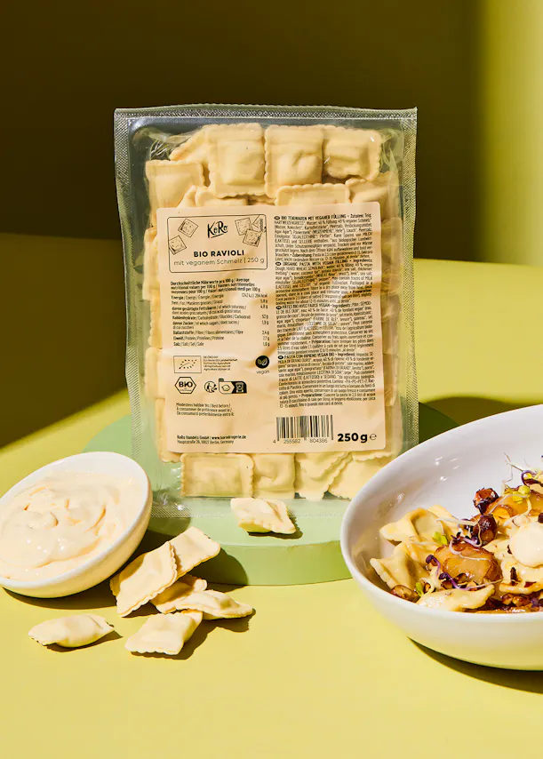 eine Tüte ravioli steht neben einem Teller mit Essen