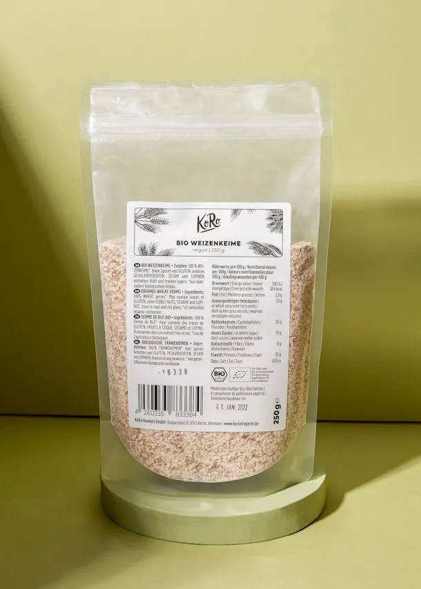 eine Plastiktüte mit bio-Weizenkeime steht auf einem grünen Tisch