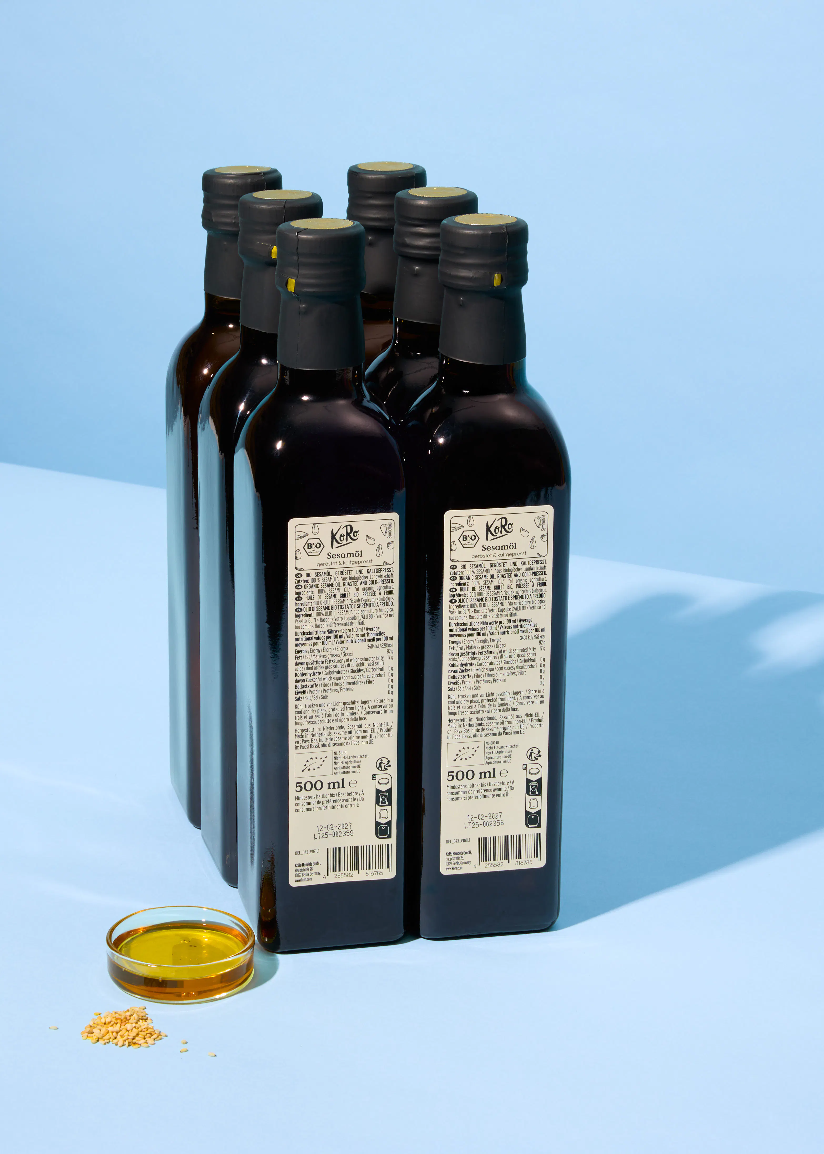 seis botellas de aceite de semillas de girasol sobre una mesa