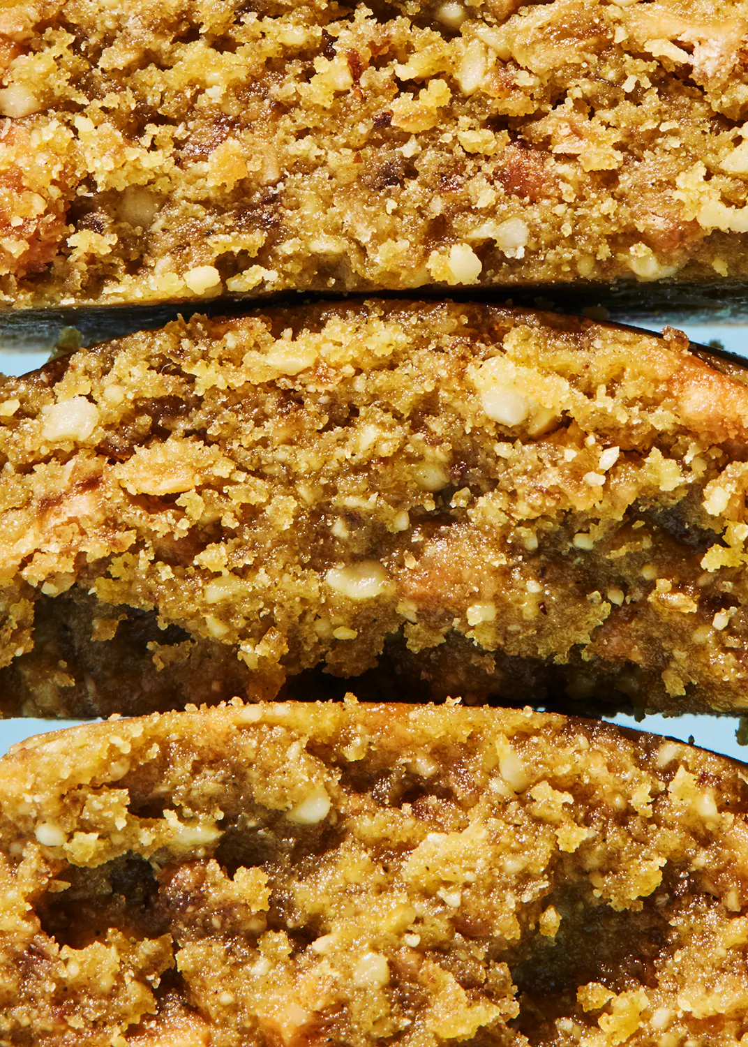 trois tranches de pain sont empilées les unes sur les autres