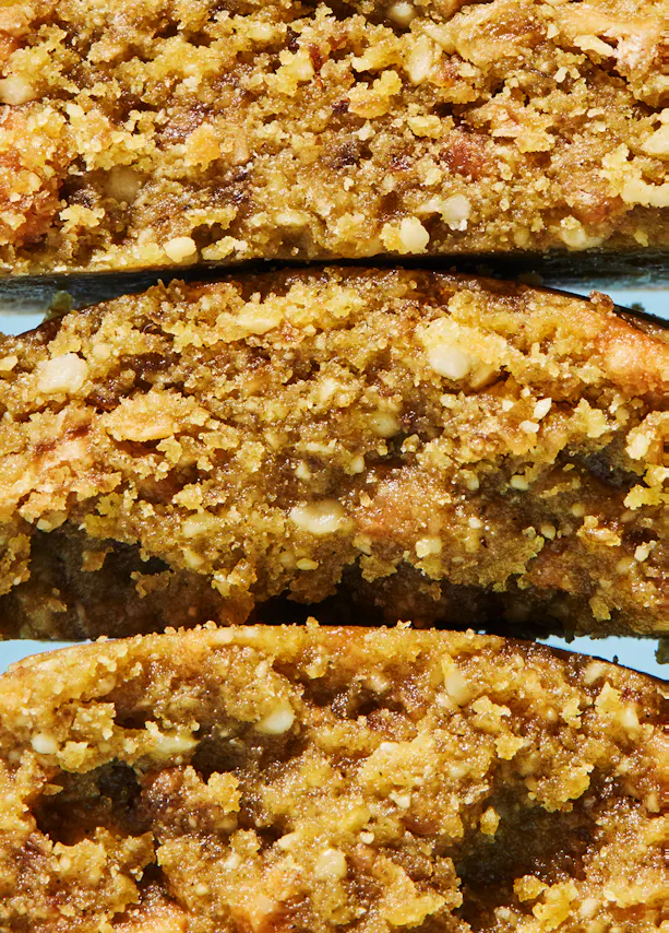 trois tranches de pain sont empilées les unes sur les autres