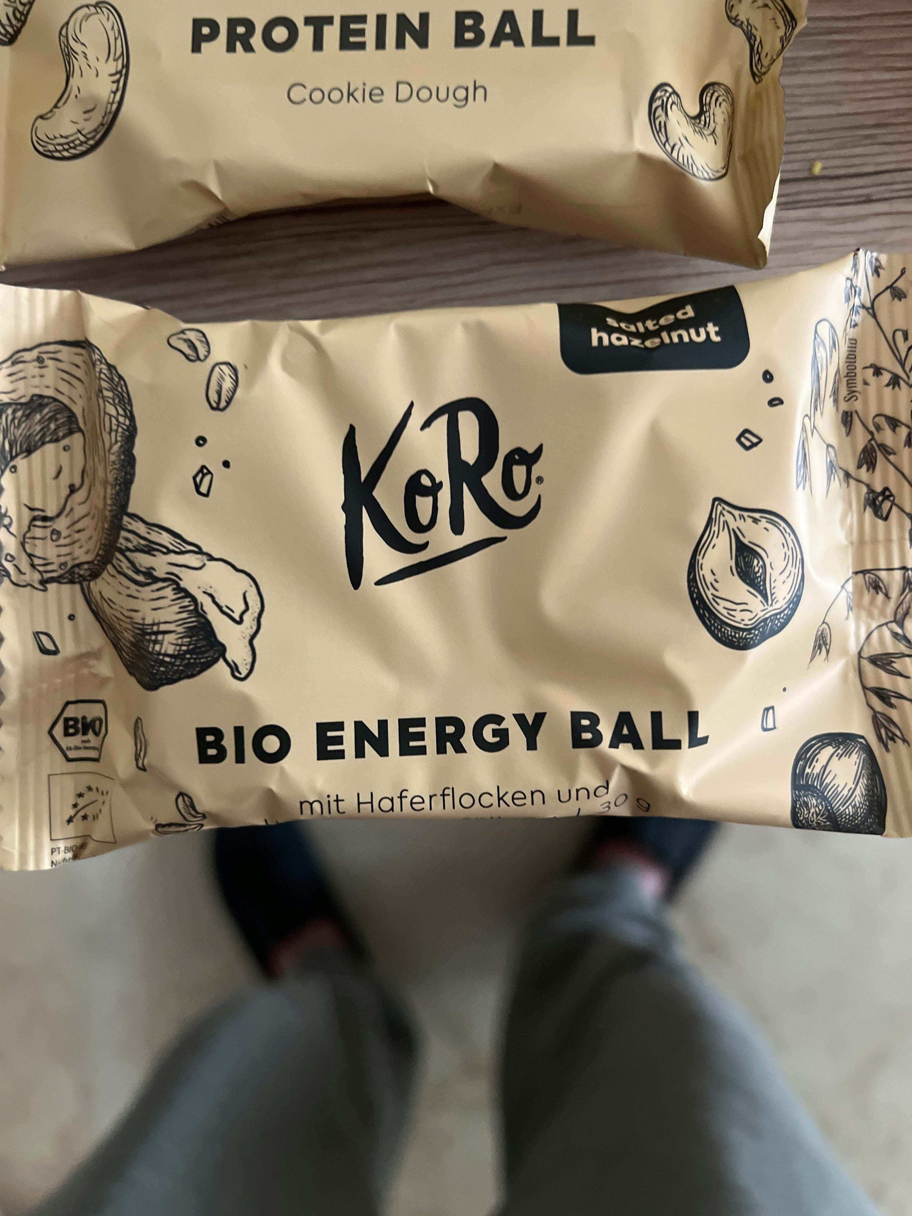 une balle d' énergie bio est assise sur une table