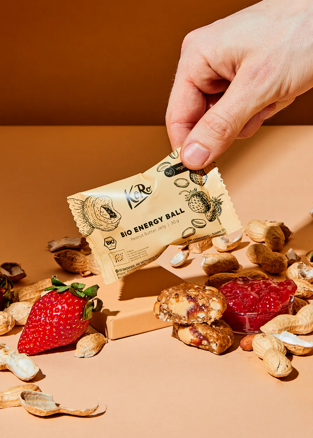 une balle d' énergie bio est posée sur une table avec des noix et des fraises