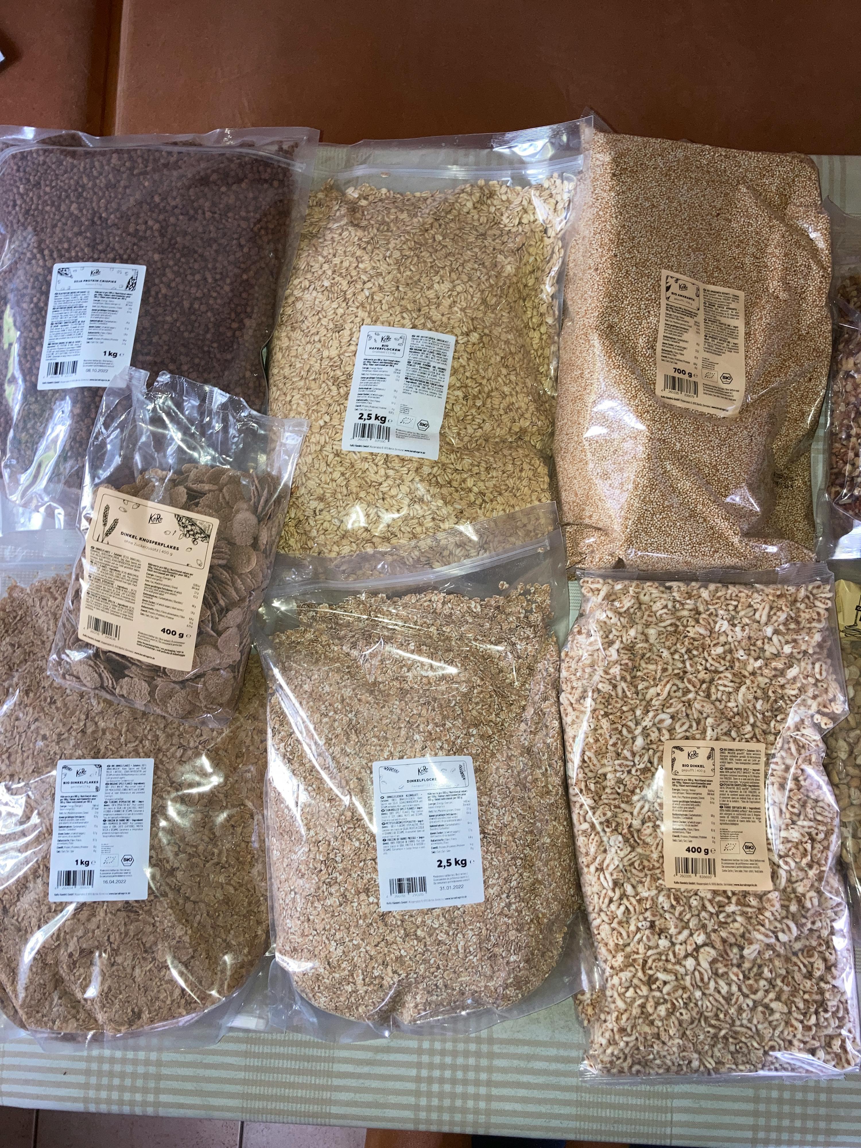 plusieurs sacs de nourriture sont empilés sur une table