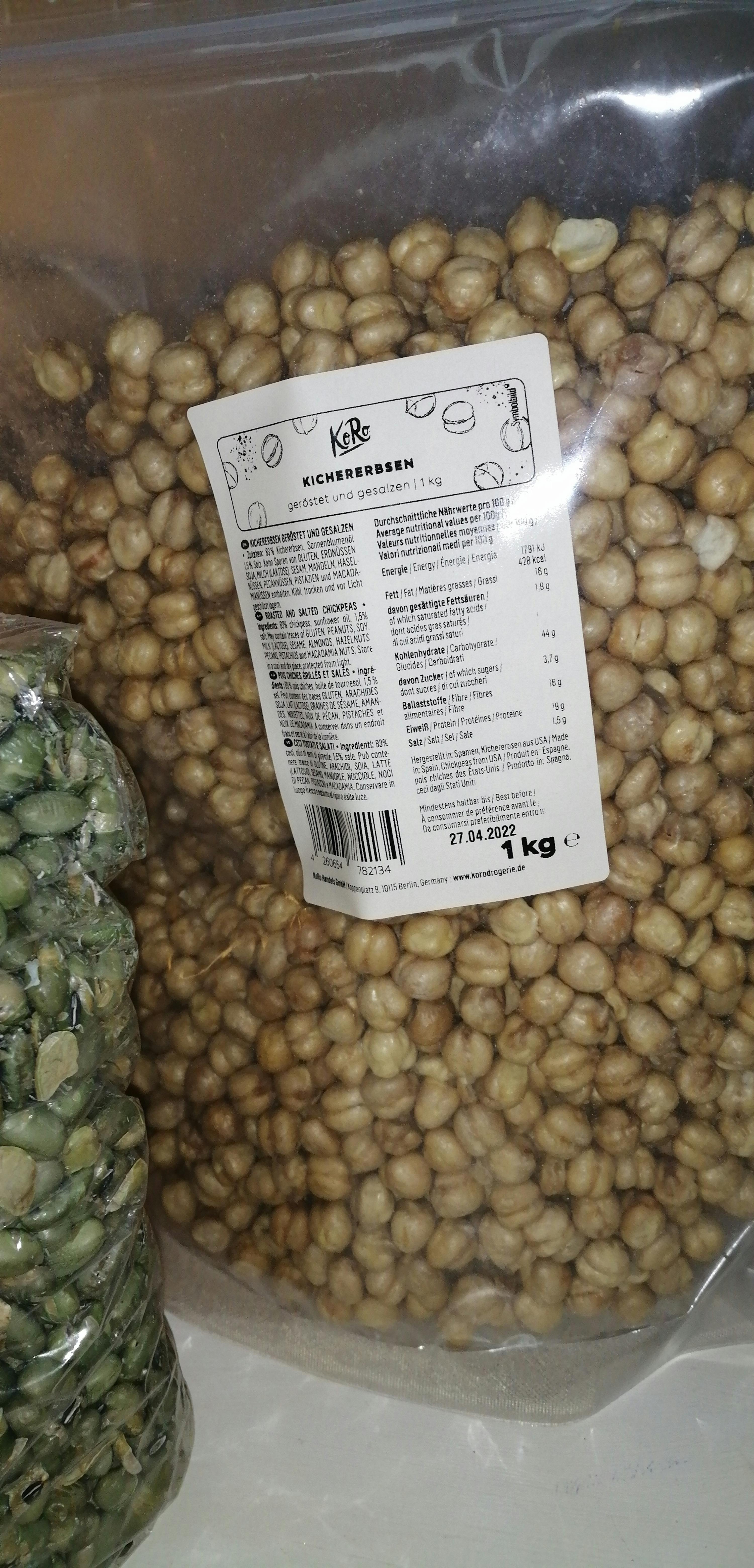 un sacchetto di arachidi è seduto accanto a un sacchetto di zucca