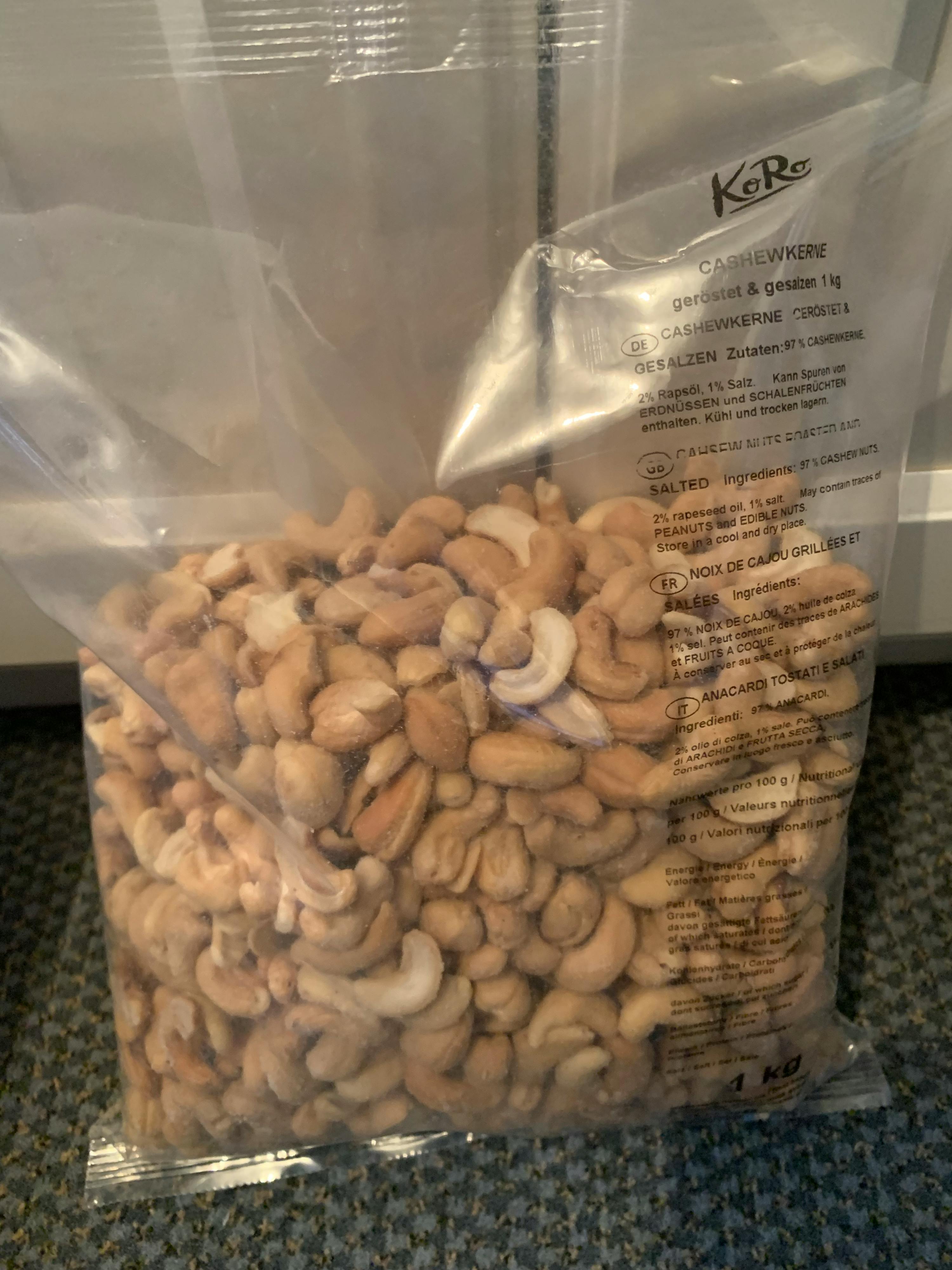 eine Plastiktüte mit Cashewkernen steht auf einem Tisch