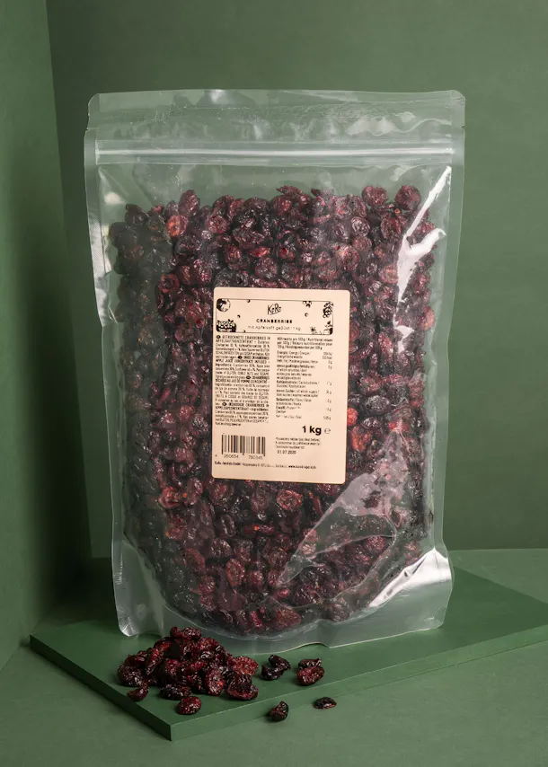 un sac de canneberges assis sur une table verte