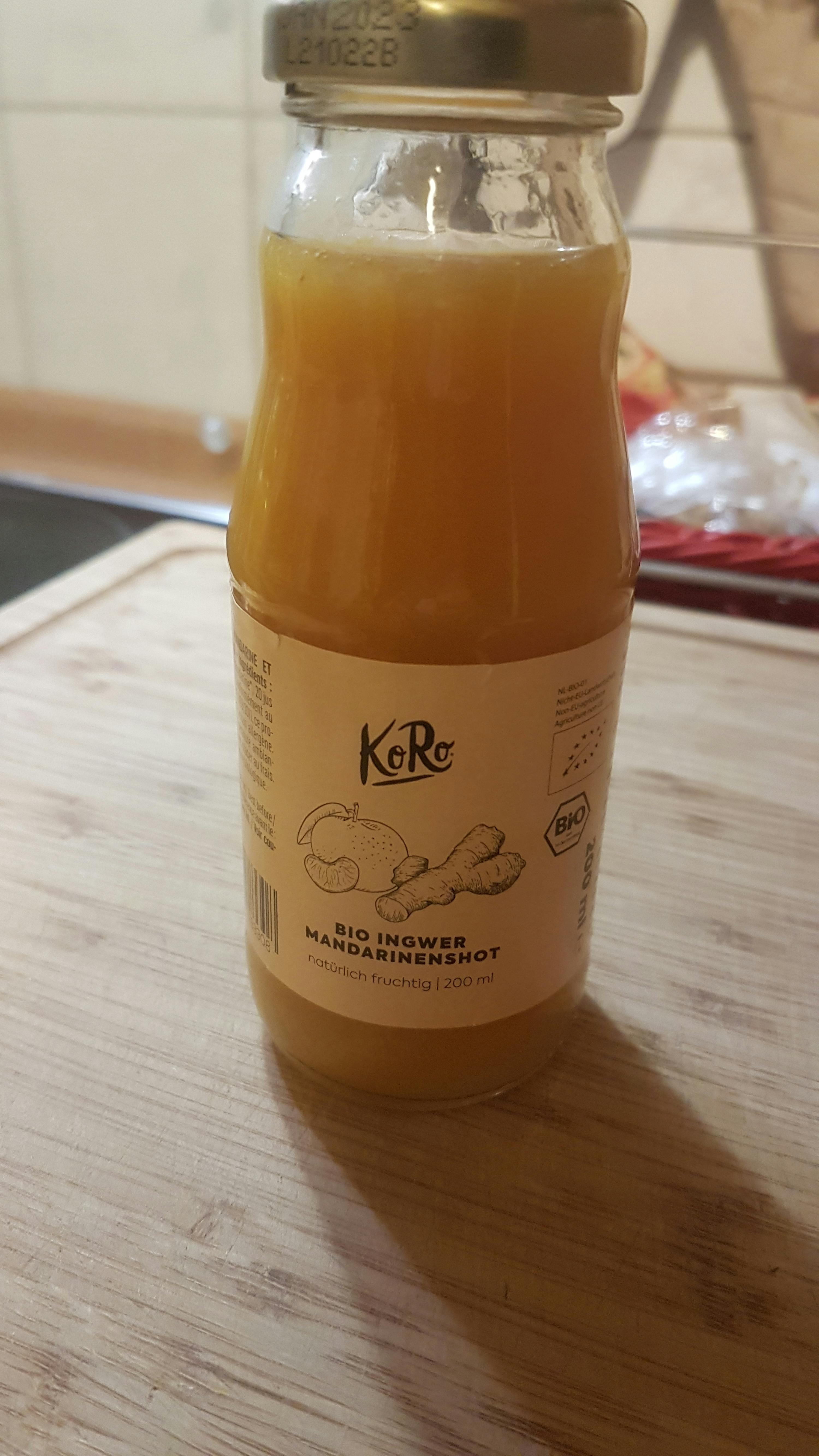 un bocal en verre rempli d' un liquide jaune avec une étiquette ko-ro