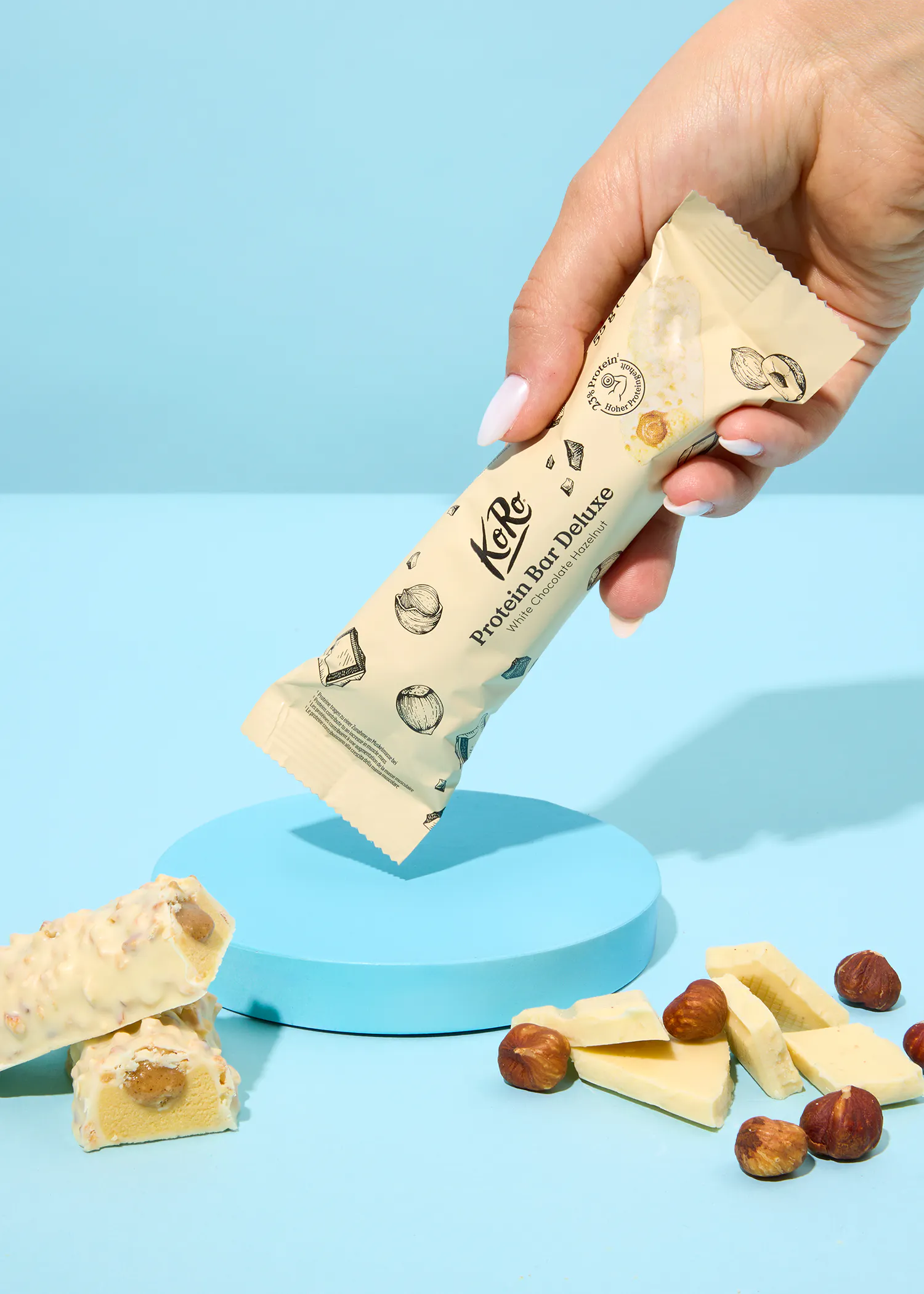 une personne tient une barre de protéines de luxe