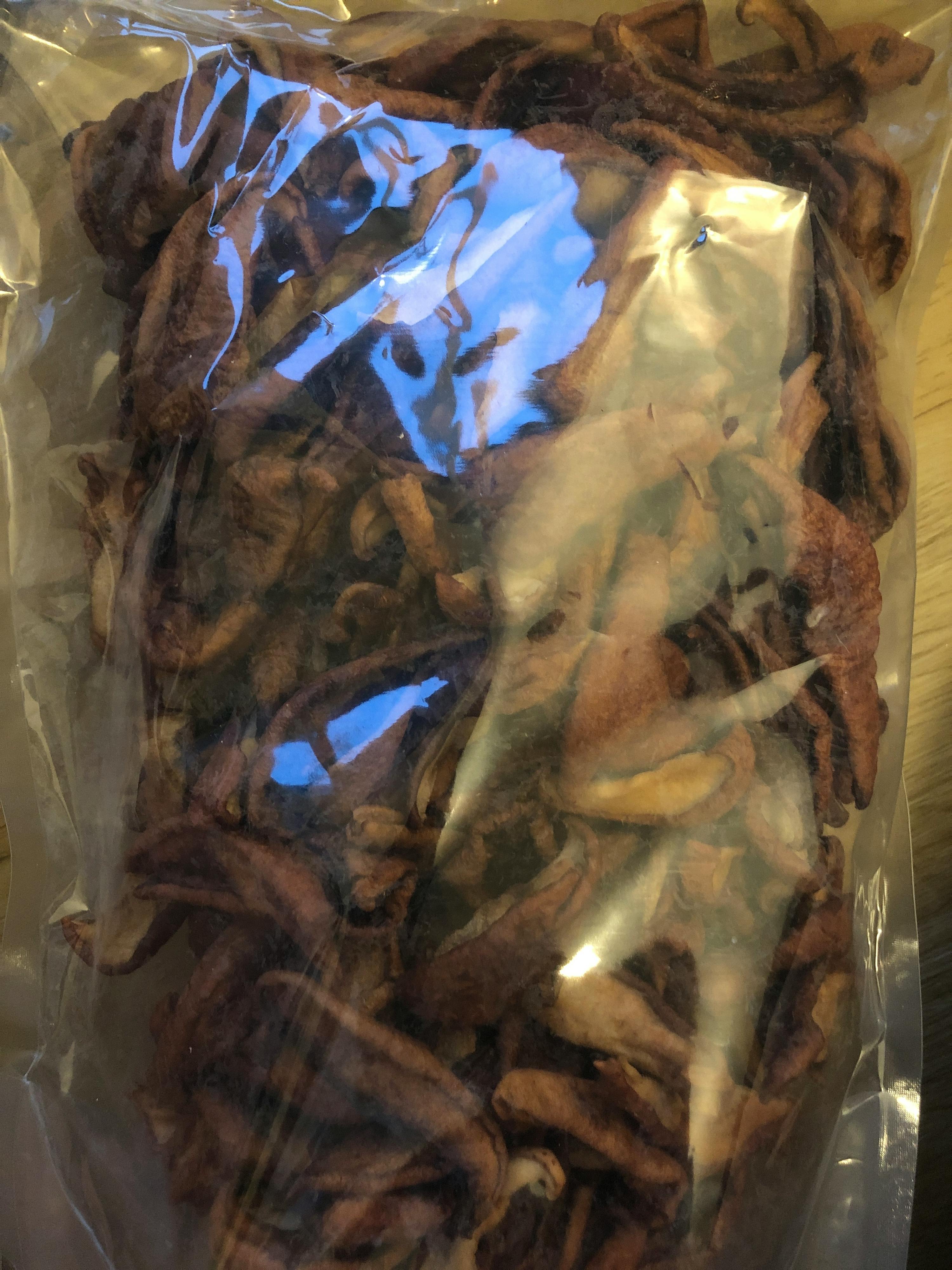 un sacchetto di plastica trasparente pieno di funghi secchi