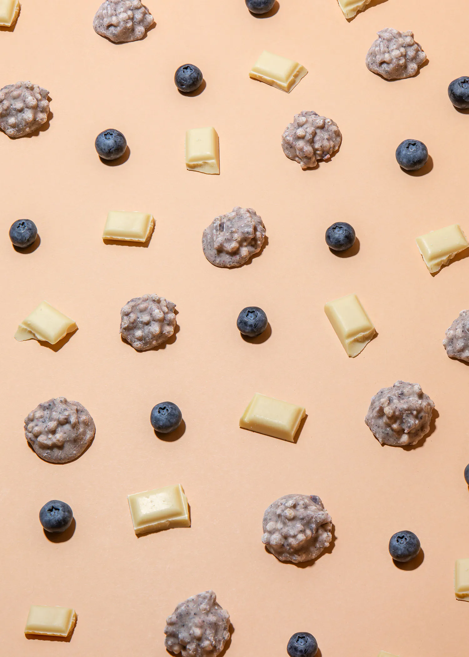 ein nahtloses Muster aus Blaubeeren und Schokoladenstücken