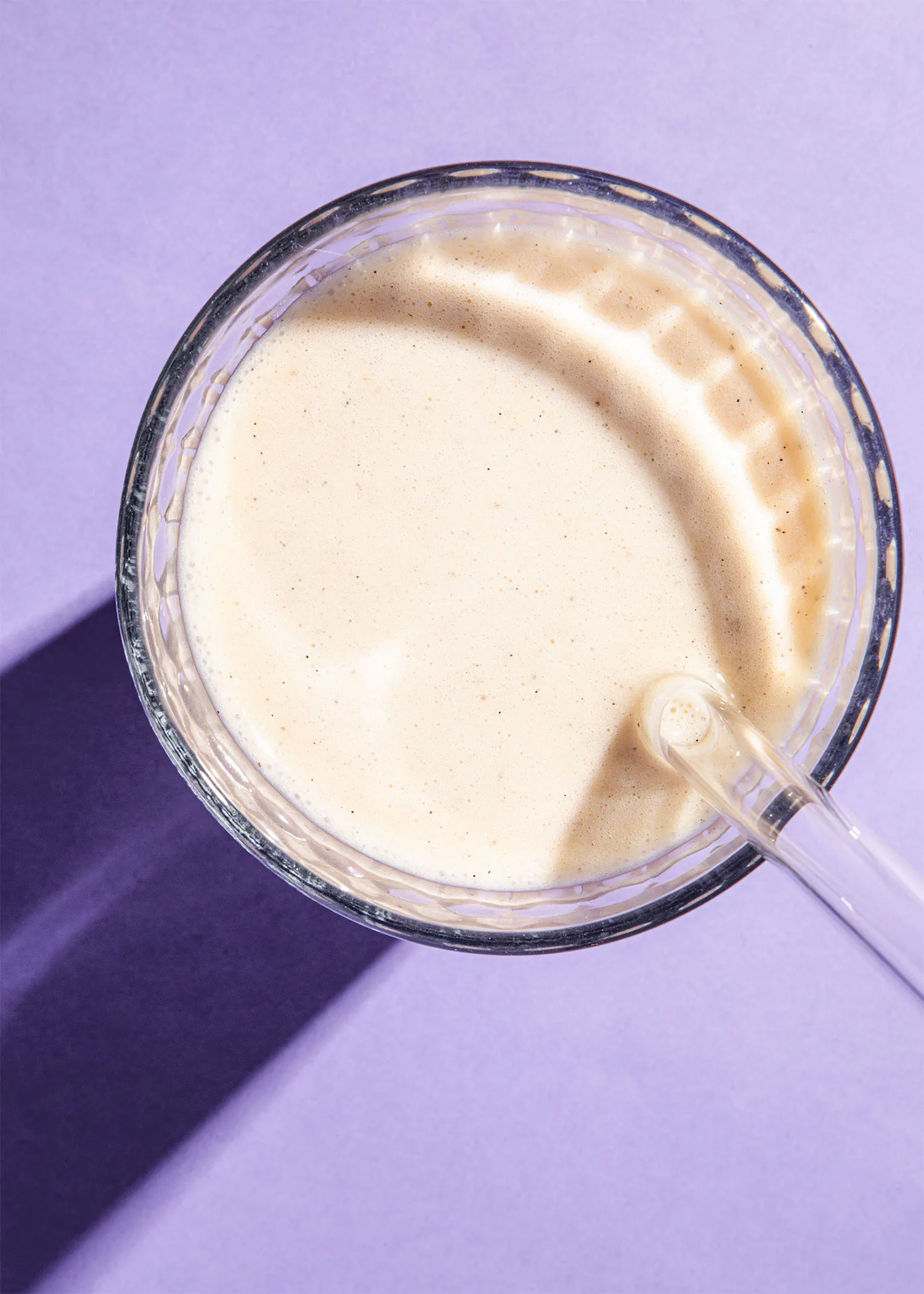 un verre de boisson avec une cuillère à l' intérieur