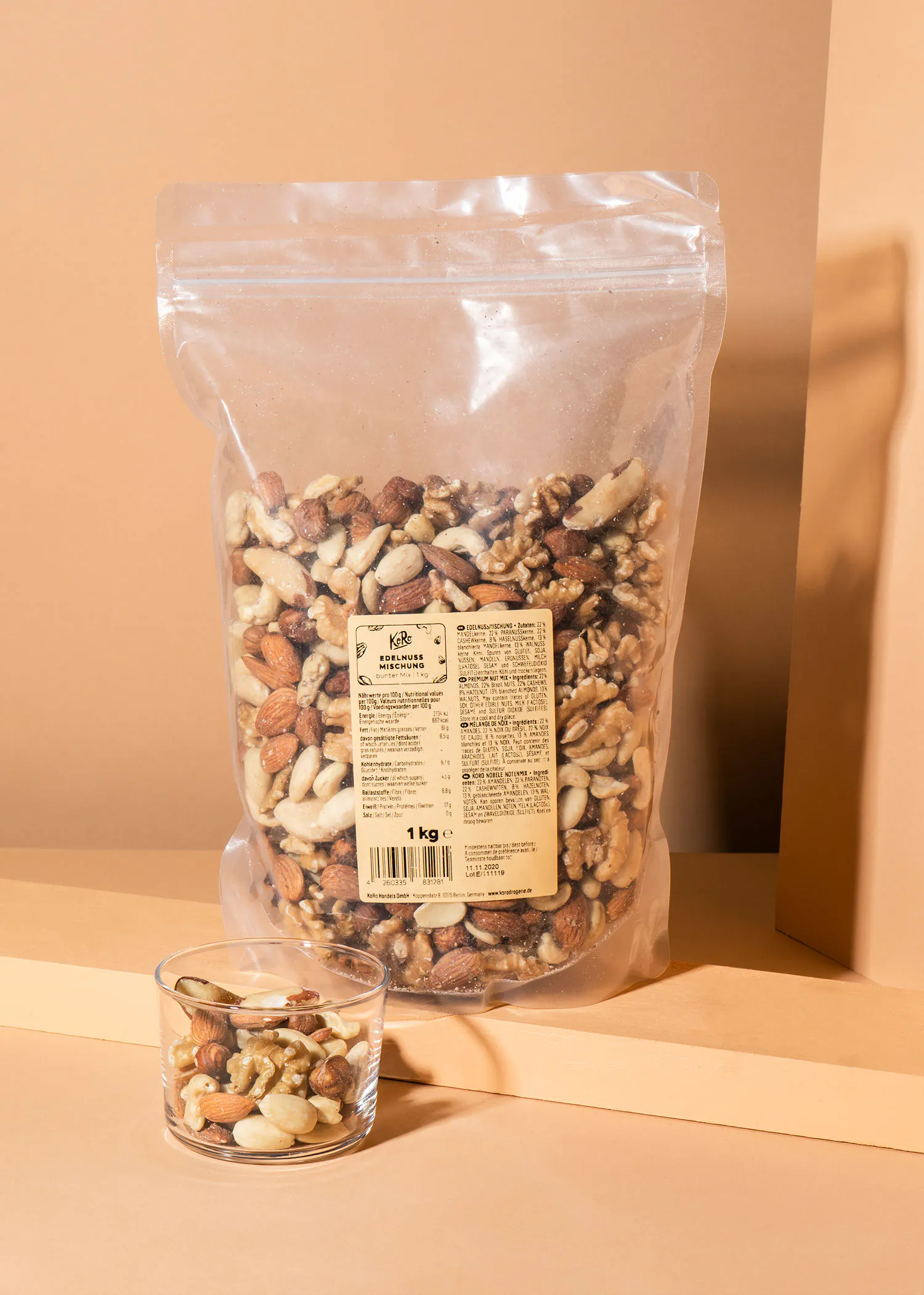 un sac de noix assis à côté d' un bol de noix