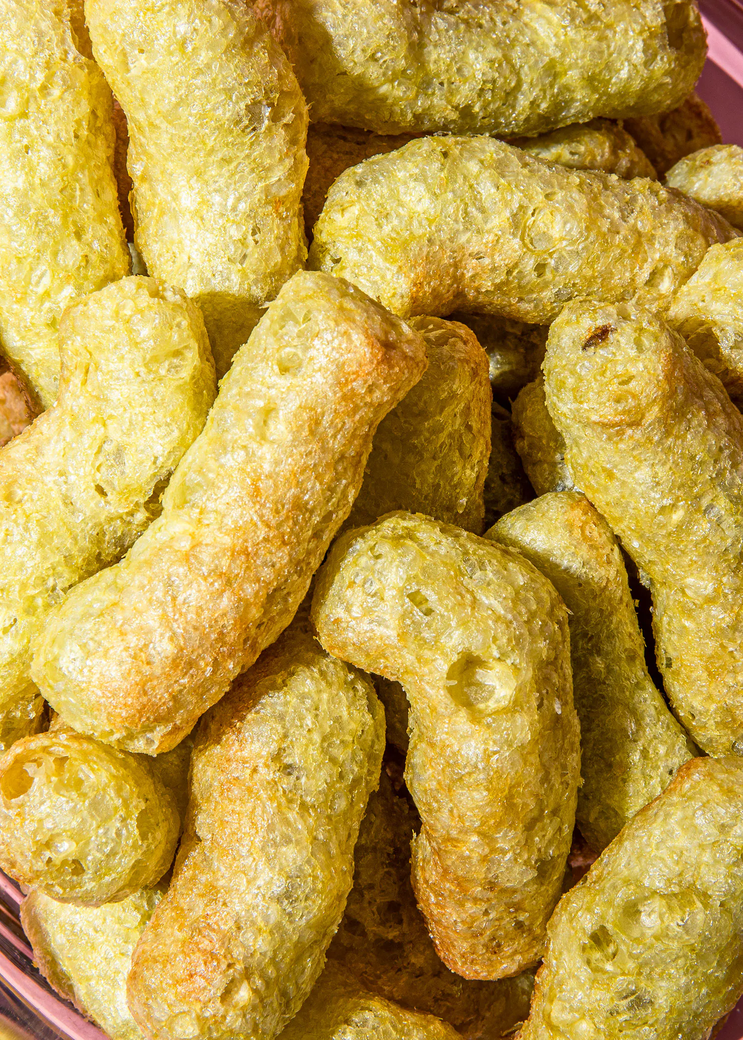 un gros plan d' un bol rempli de frites jaunes