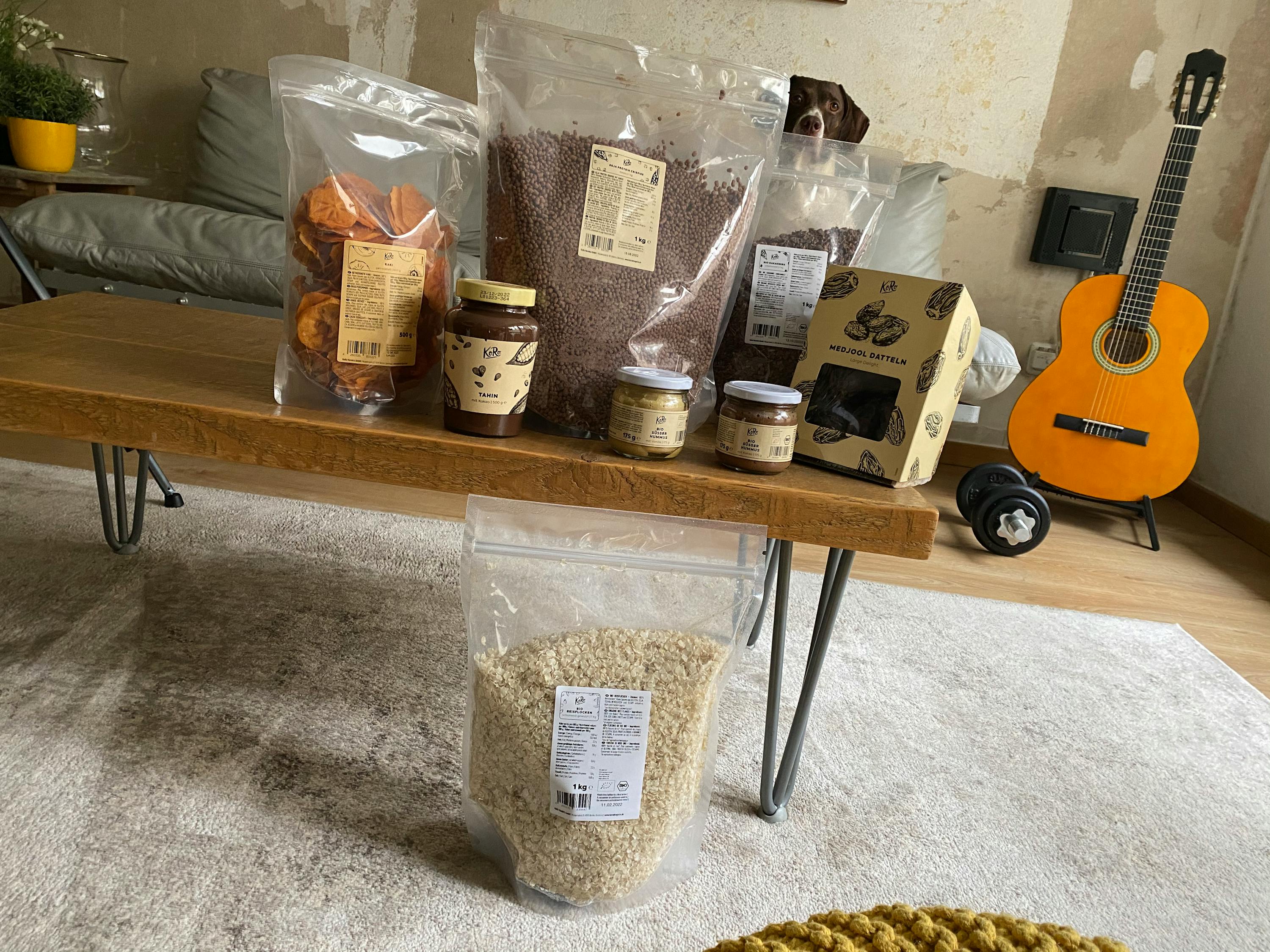 Eine Gitarre steht neben einem Tisch mit einer Auswahl an Lebensmitteln