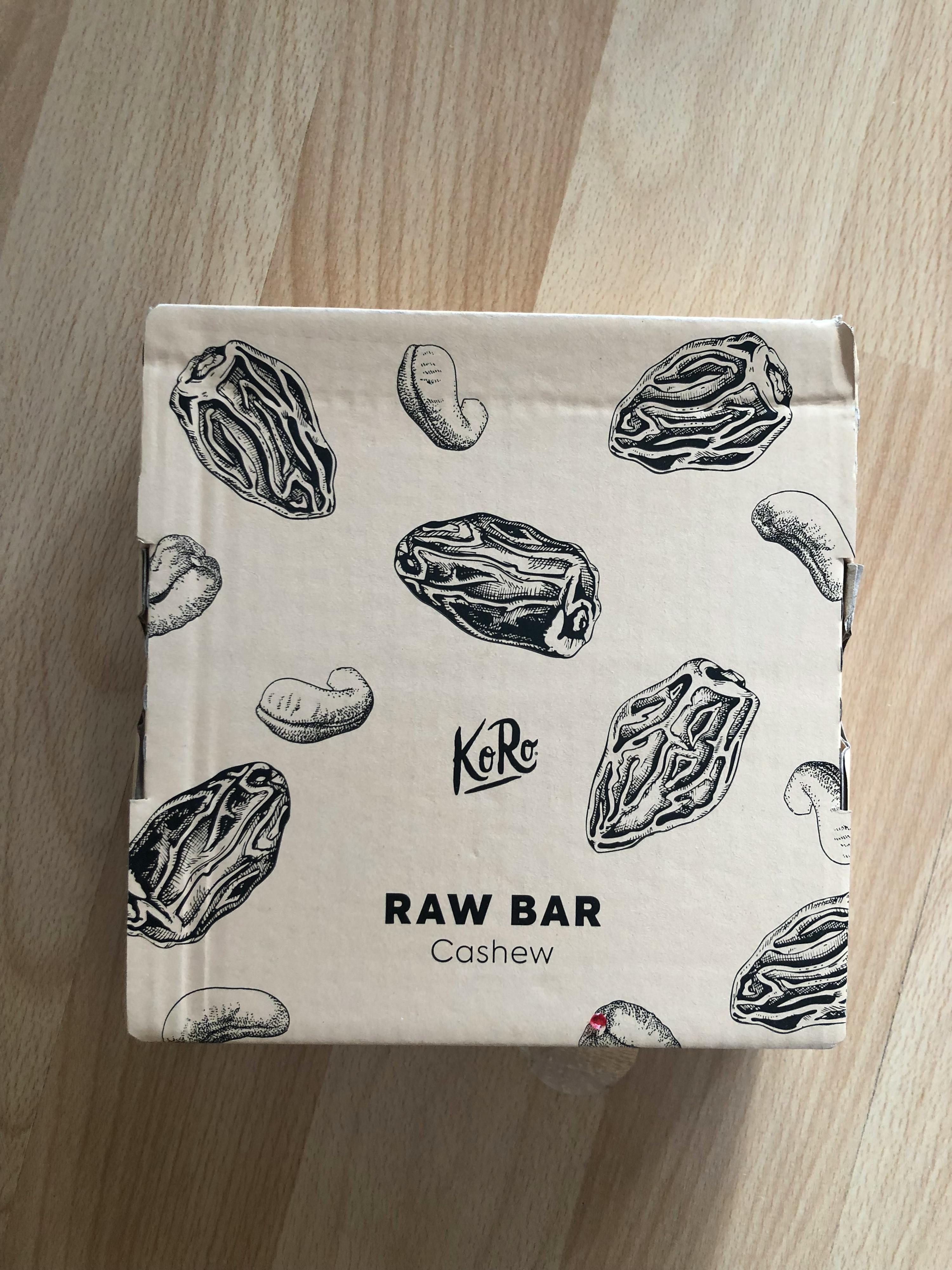 eine verpackte raw-Bar aus Cashew und Datteln