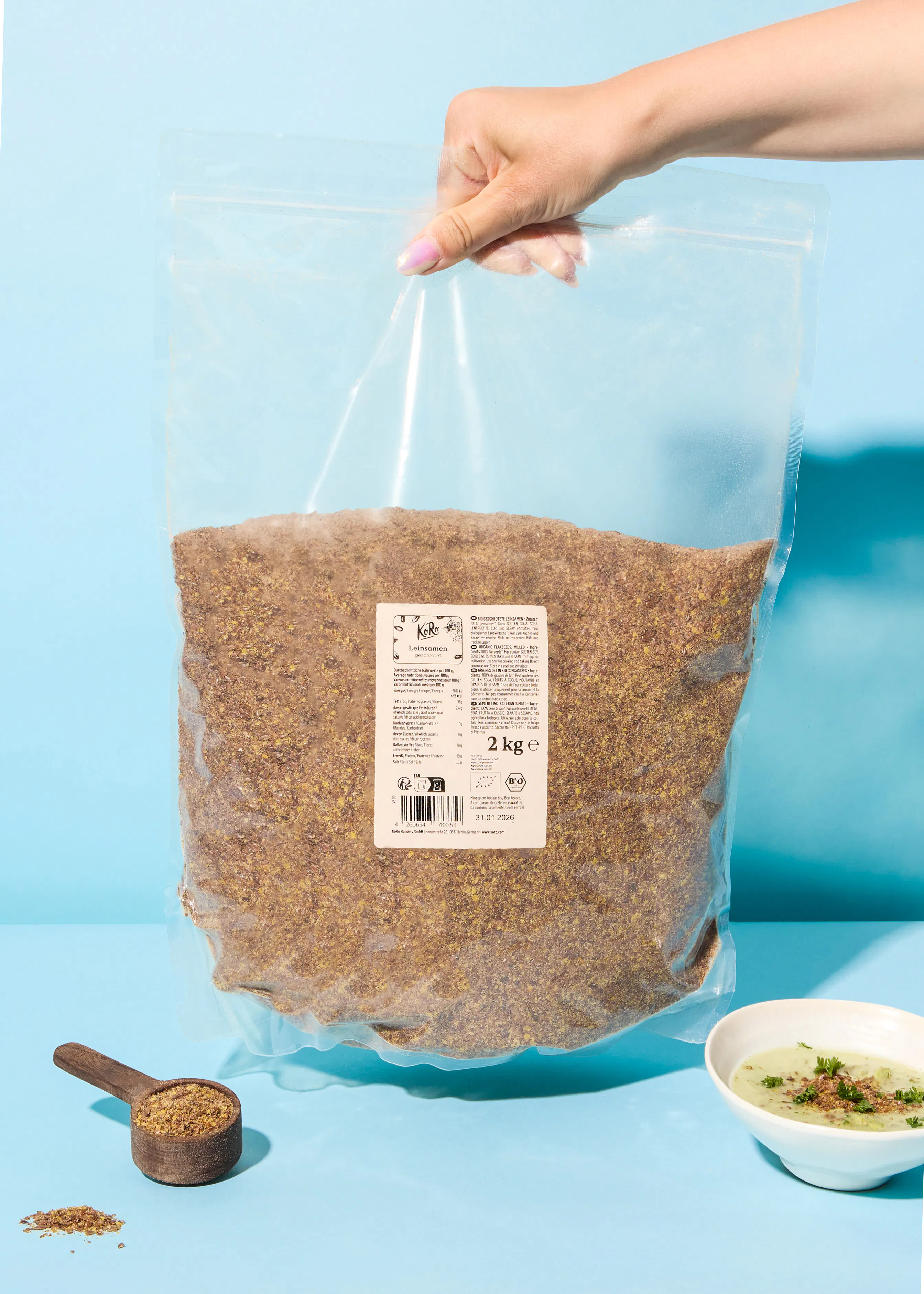 une personne tient un sac de 2 kg de graines de fenouil