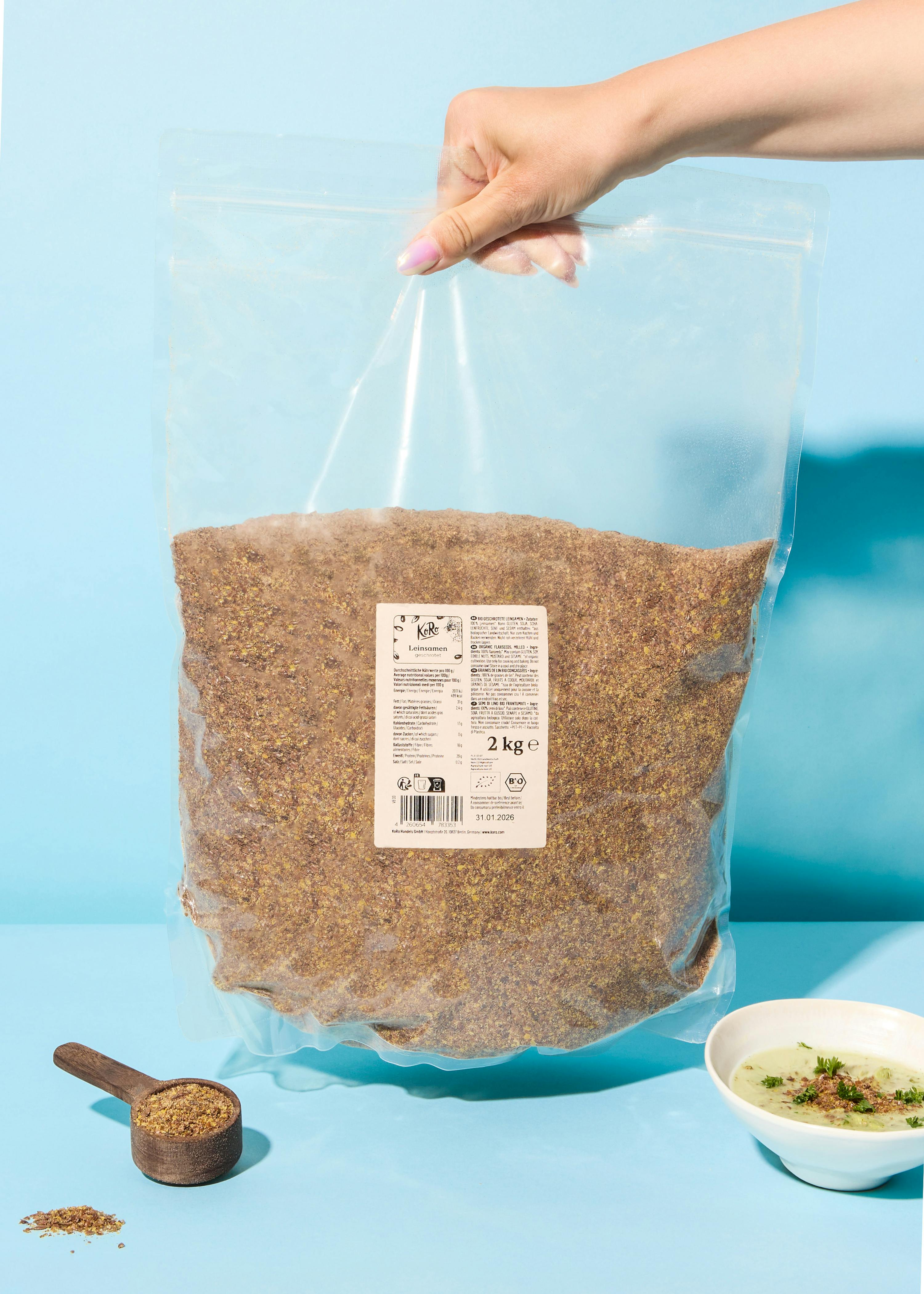 eine Person hält eine Plastiktüte mit 2 kg Essen in der Hand