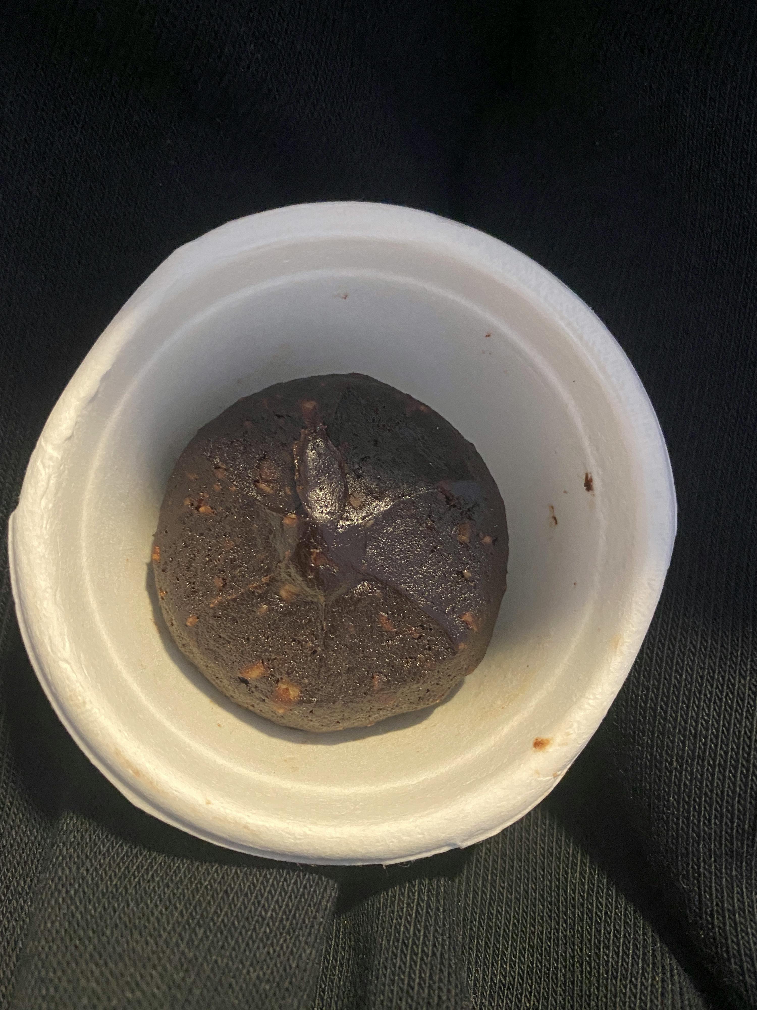 una ciotola di plastica con sopra un pezzo di cibo