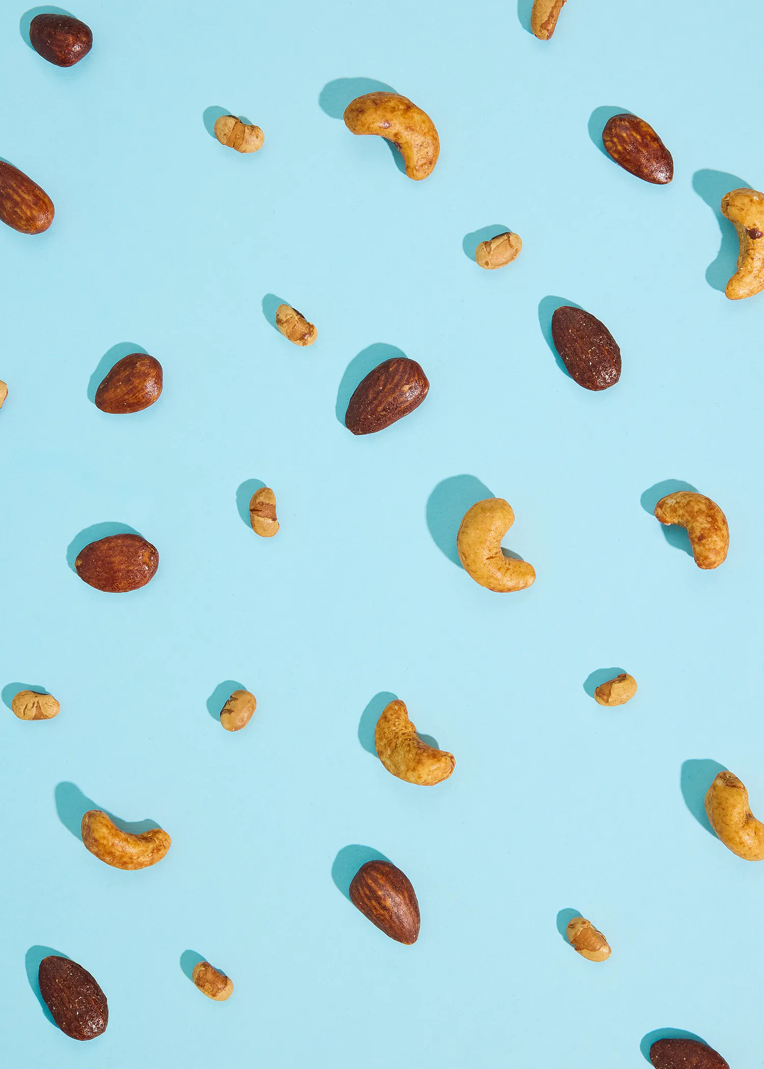 différents types de noix sont dispersés sur un fond bleu