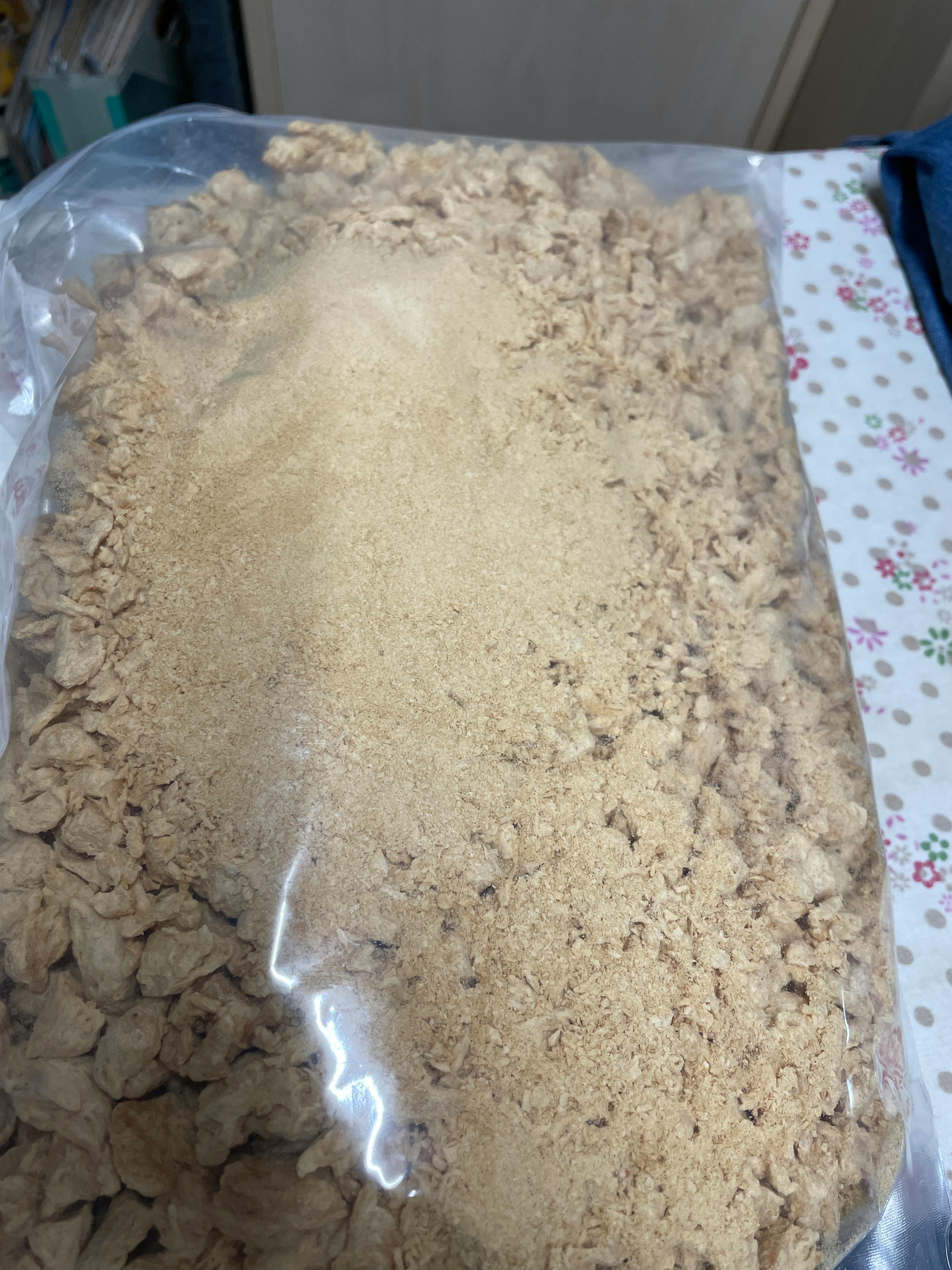 un gros tas de poudre est assis sur une table