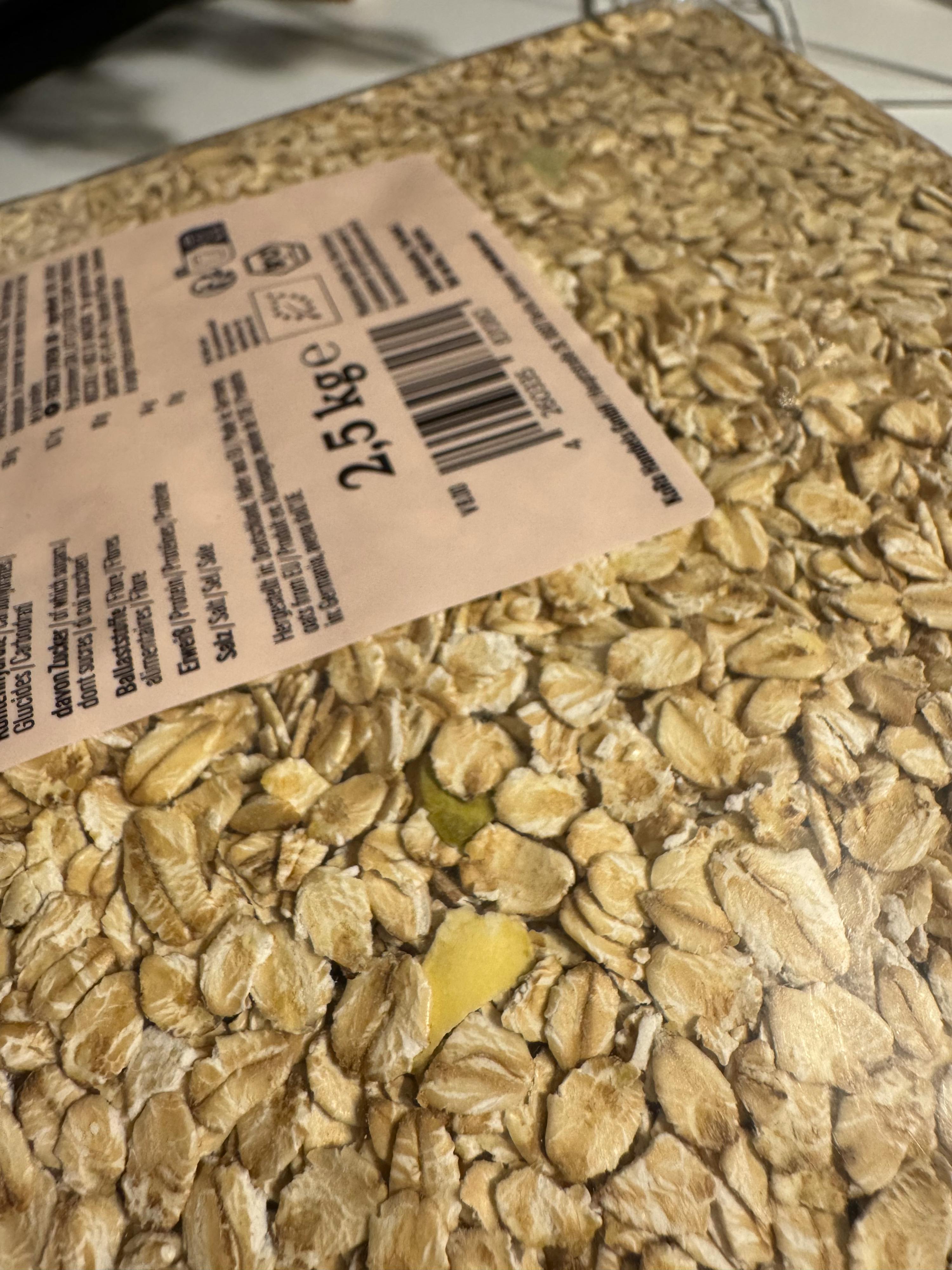 eine Packung Haferflocken mit 2,5 kg steht auf einem Tisch